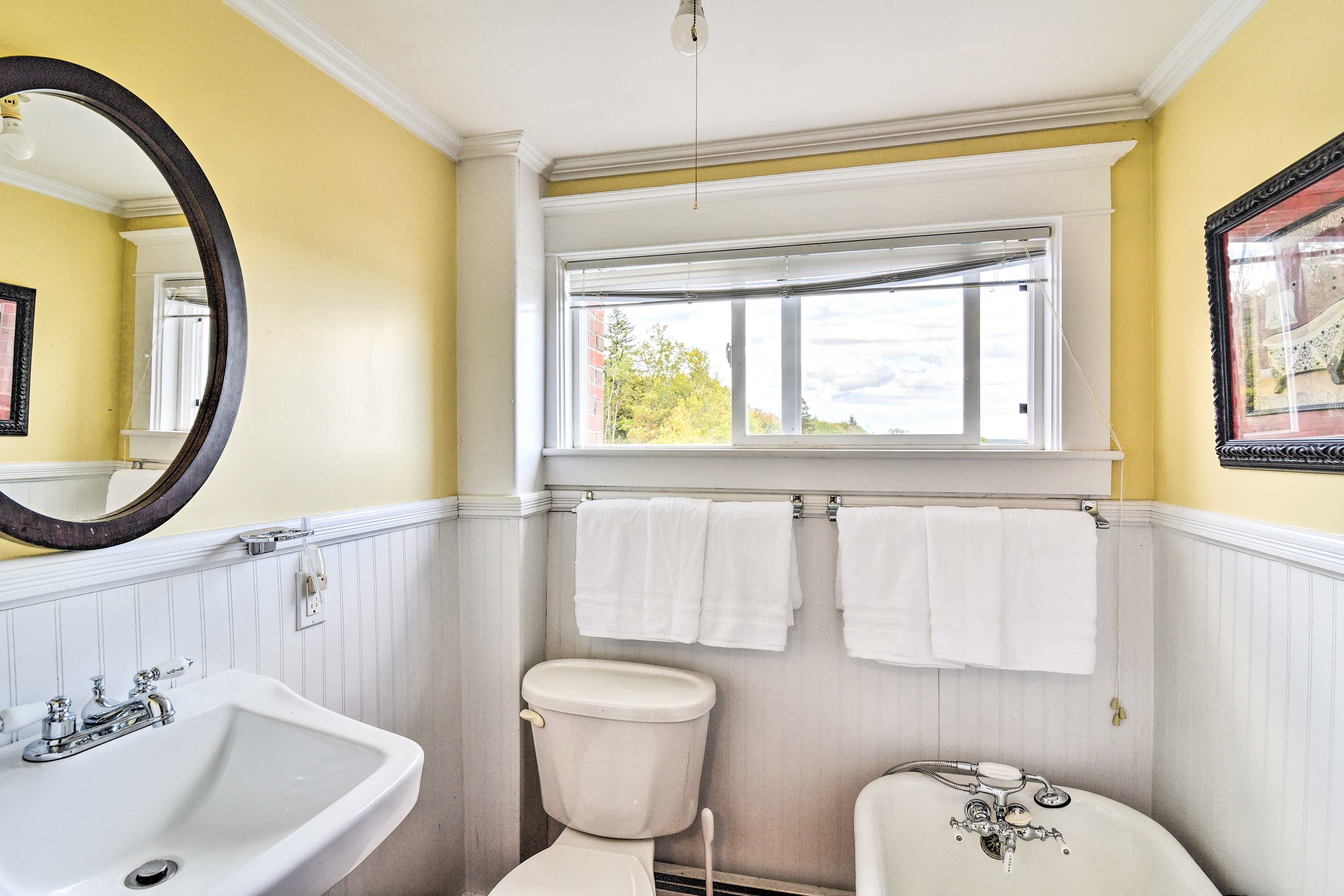 Full Bathroom | Clawfoot Bathtub
