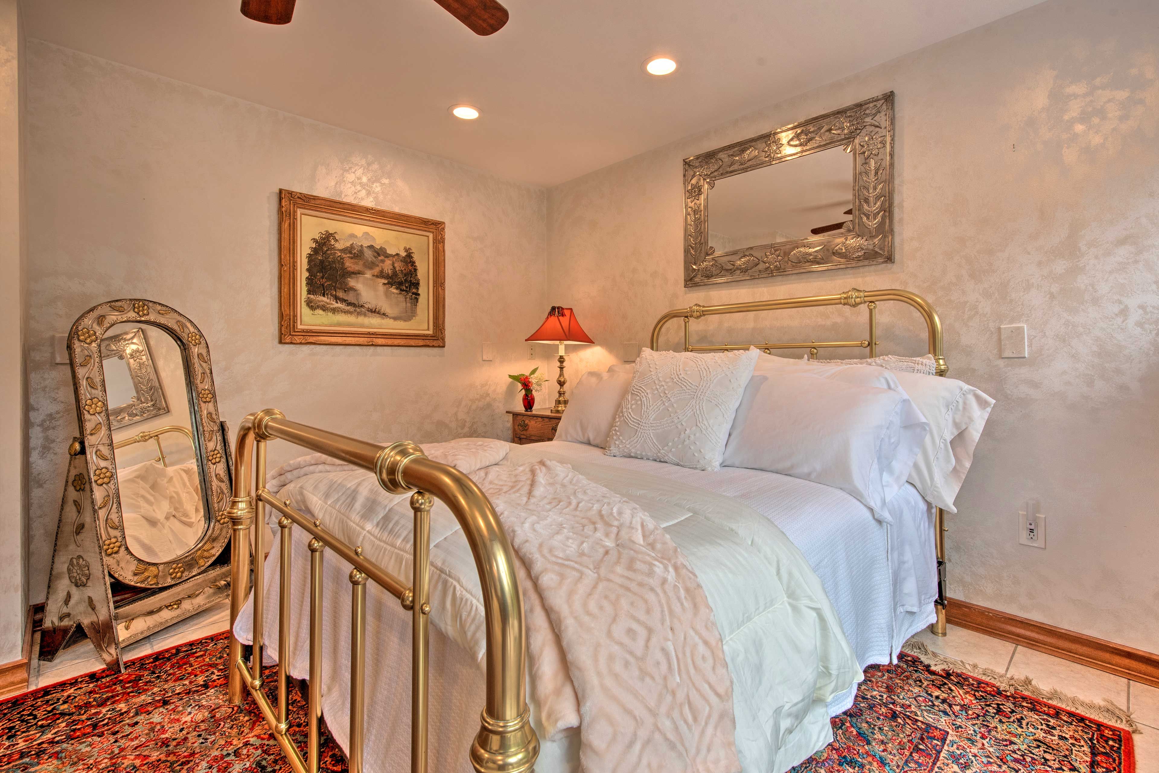 Bedroom | Queen Bed | Linens Provided
