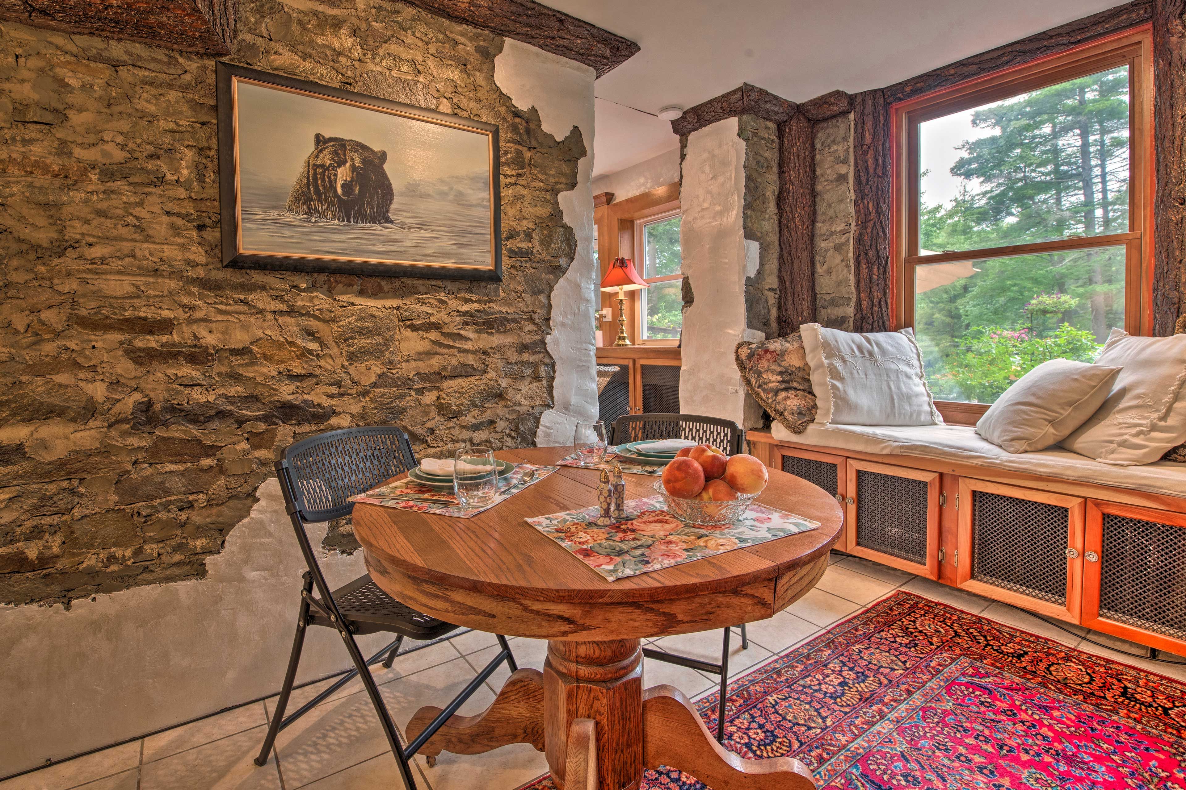 Living Room | Cushioned Window Nook | Breakfast Table
