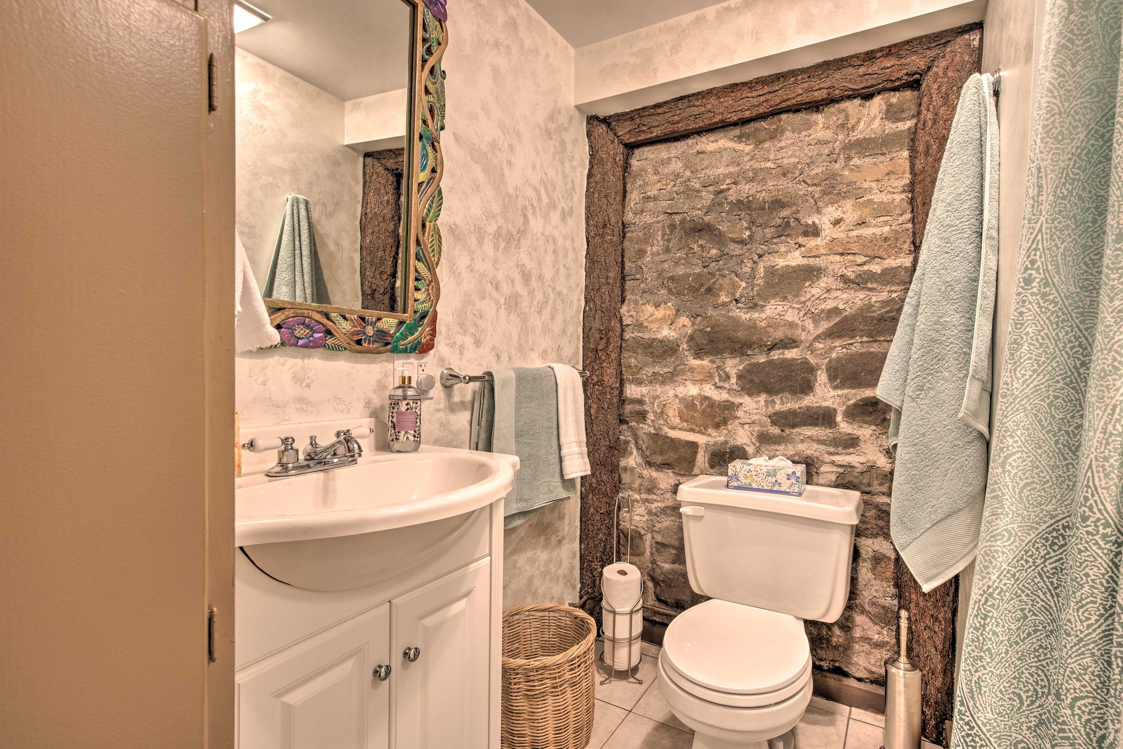 Full Bathroom | Towels Provided
