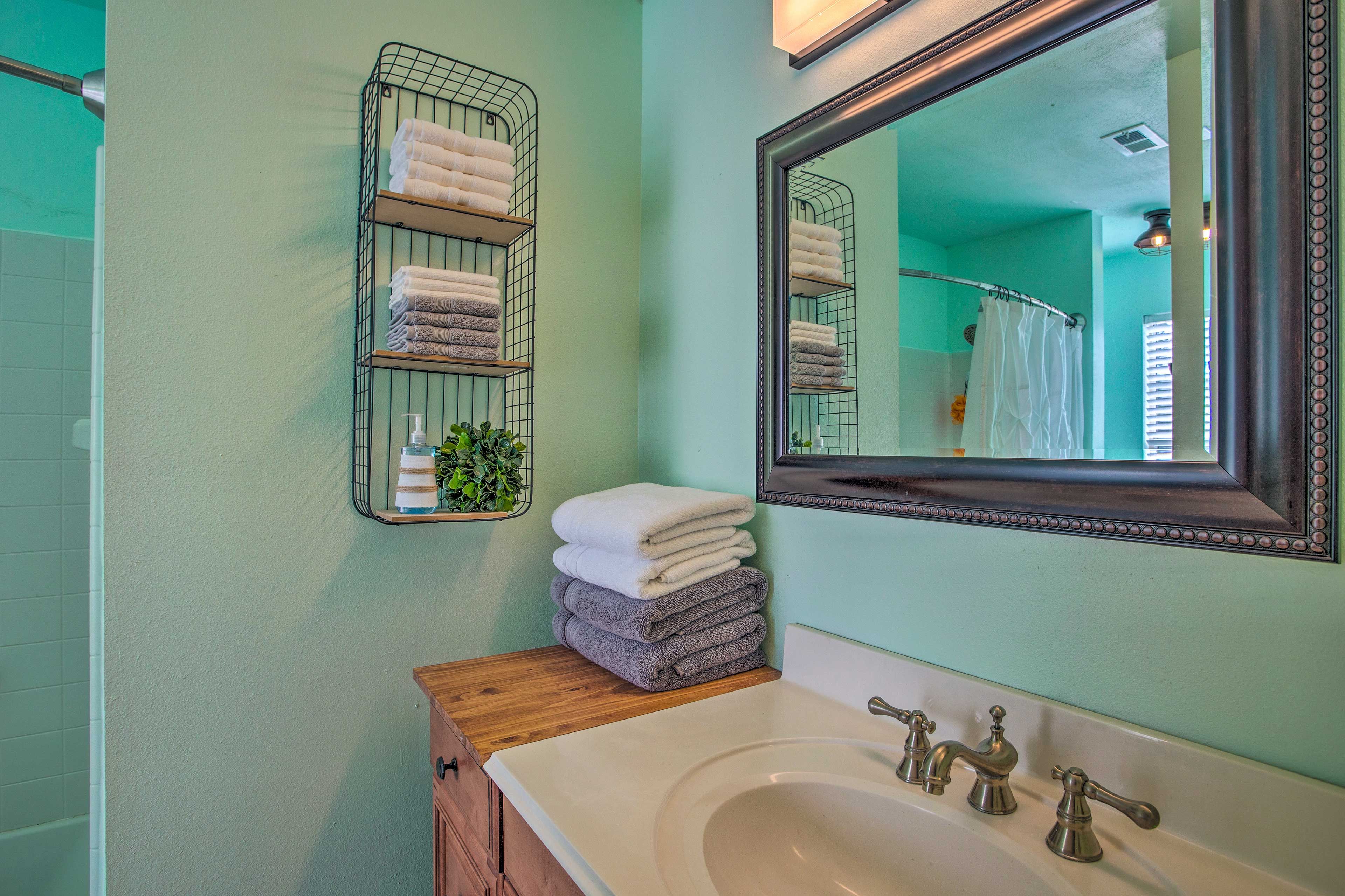 En-Suite Bathroom | Towels Provided | Complimentary Toiletries | Hair Dryer