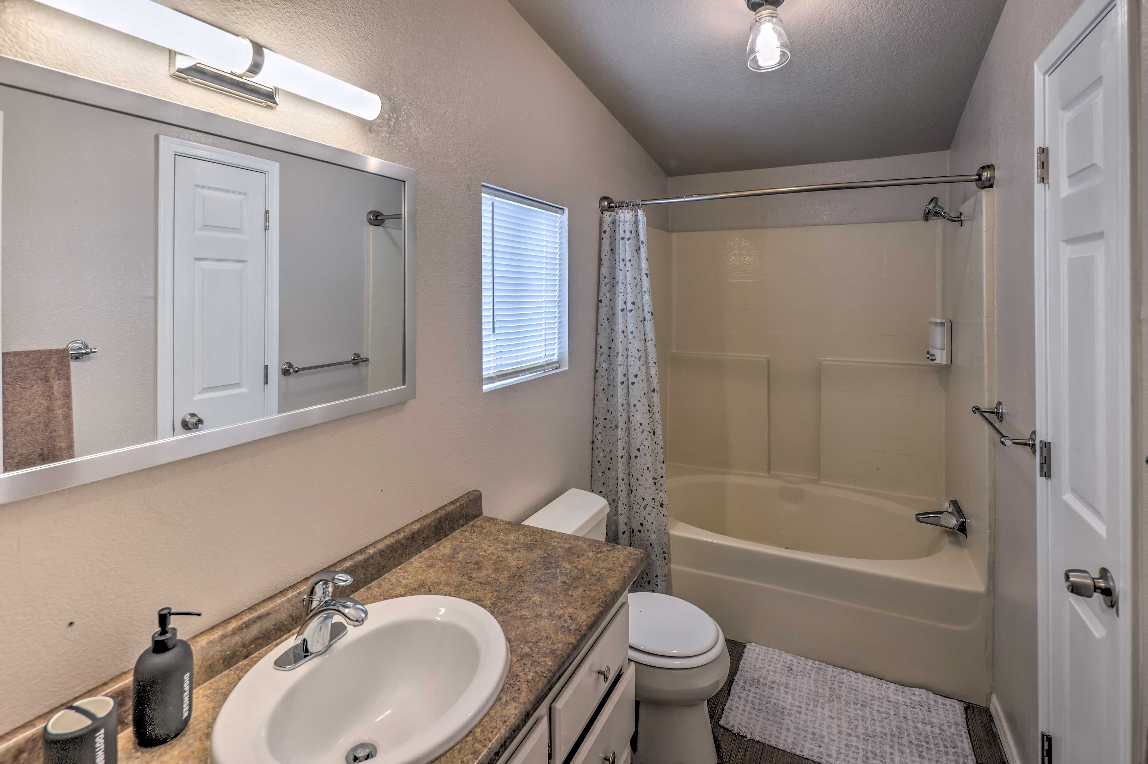 En-Suite Bathroom | Towels Provided | Complimentary Toiletries