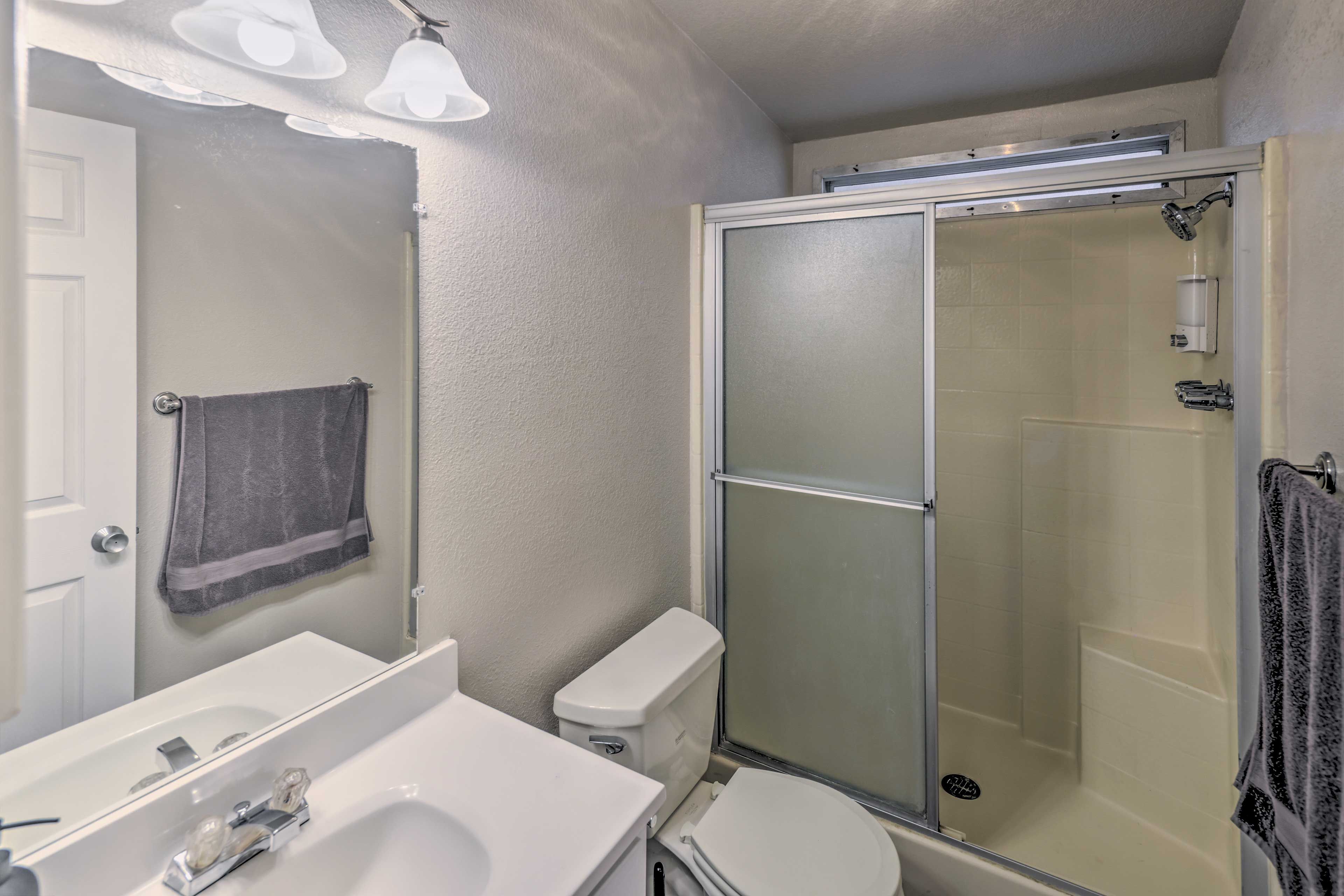 Full Bathroom | Hair Dryer | Makeup Towels
