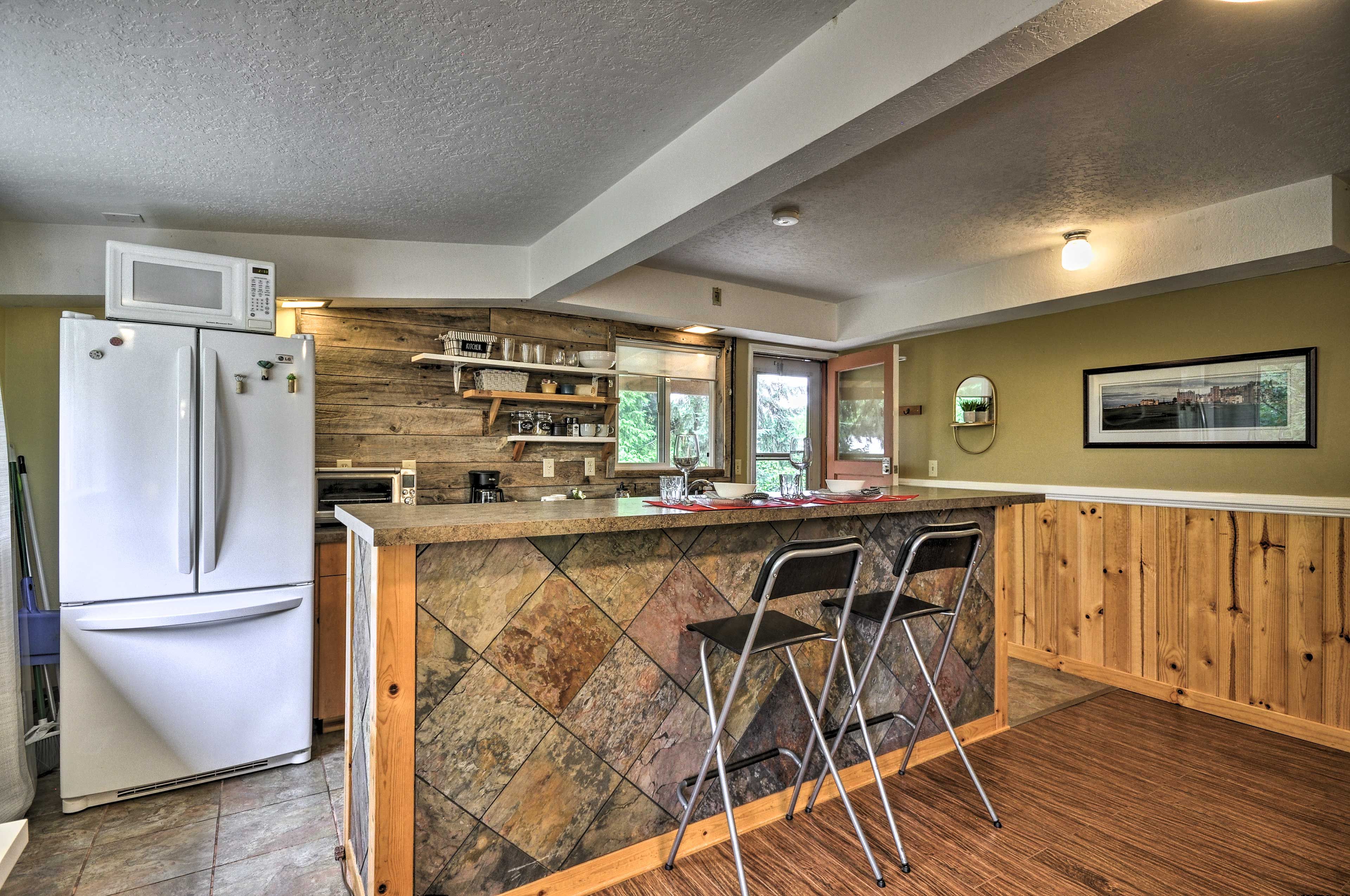Well-Equipped Kitchen | Pots & Pans