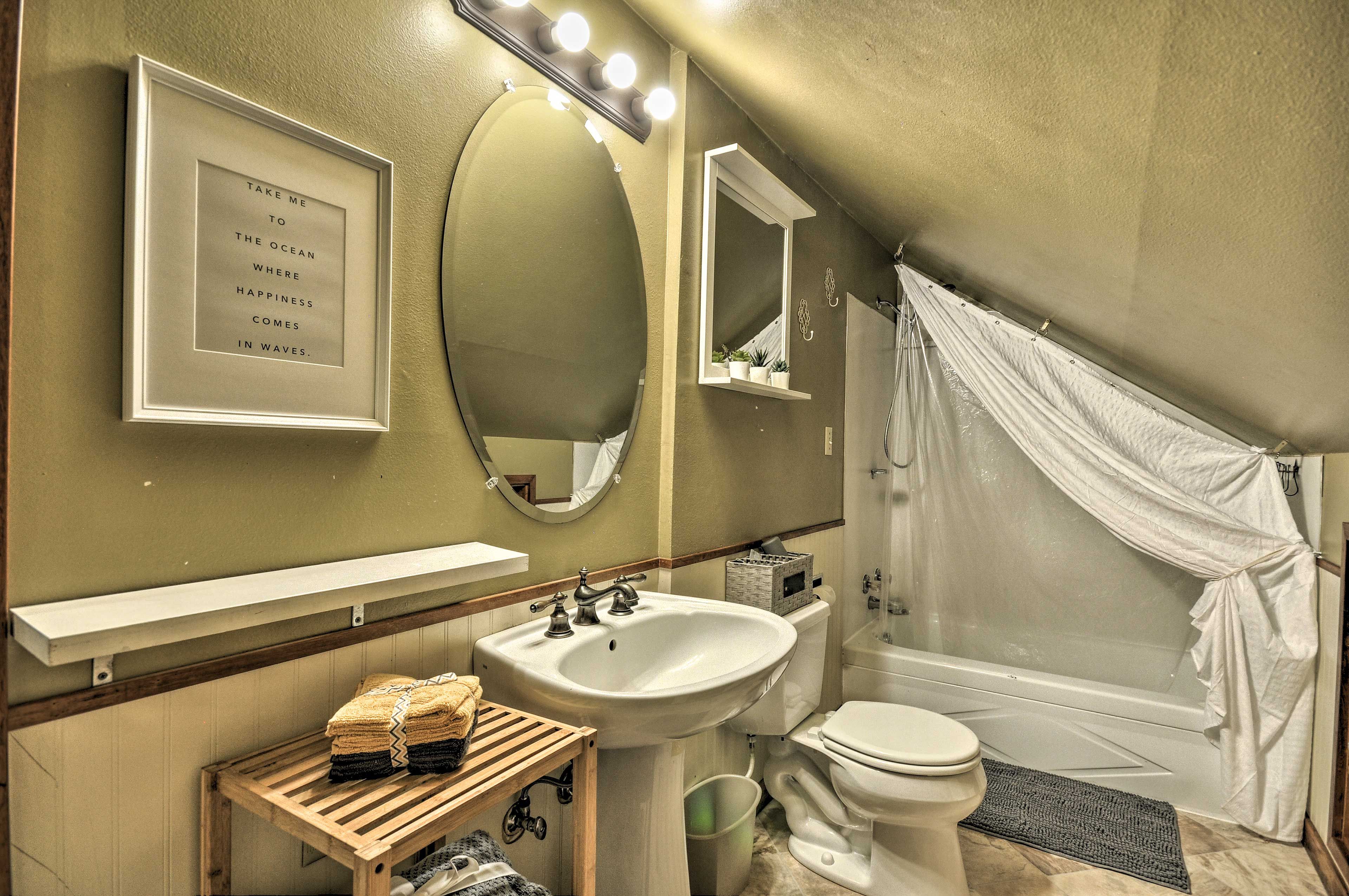 Full Bathroom | Complimentary Toiletries