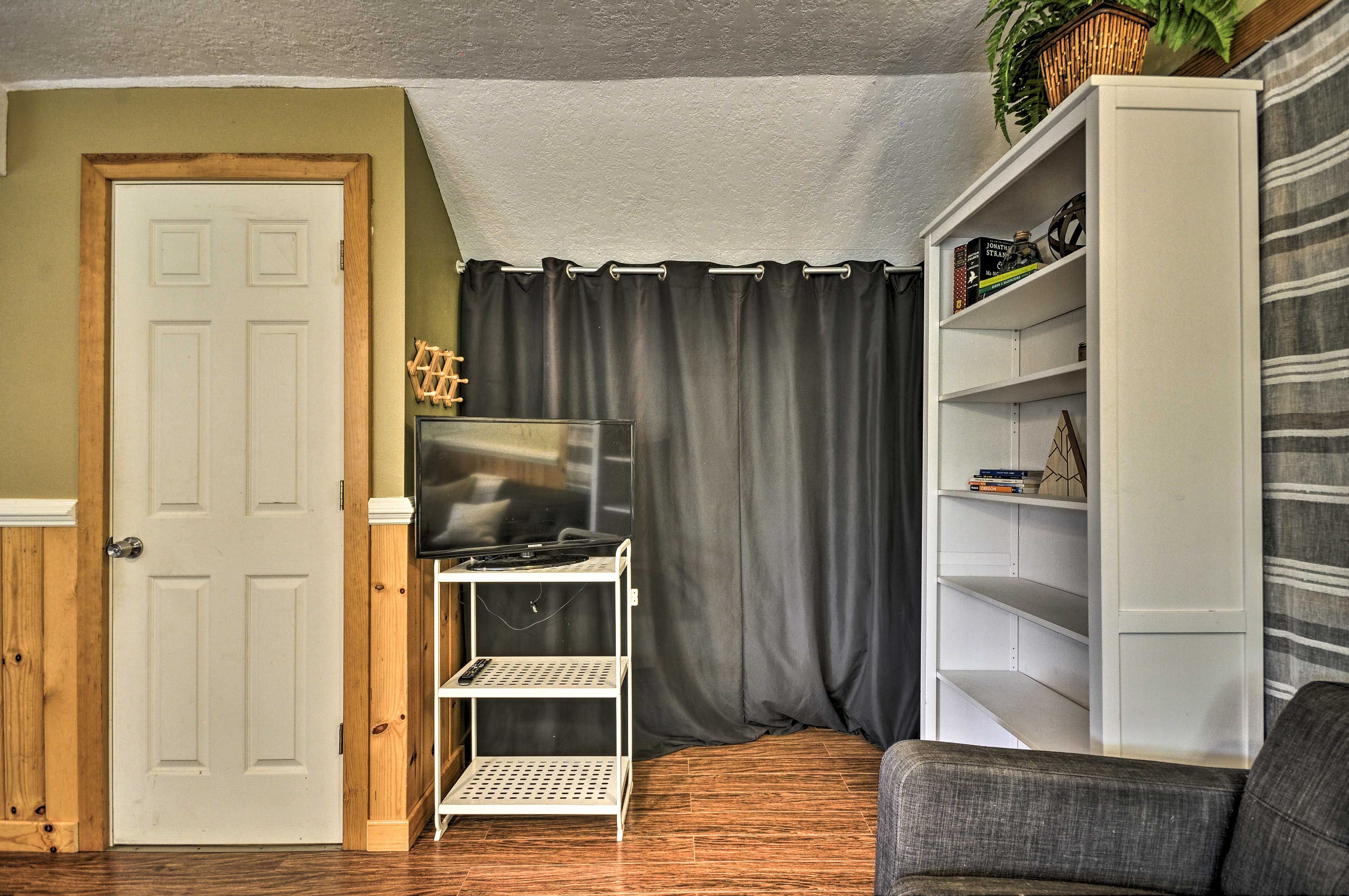 Living Area | Smart TV | Workspace