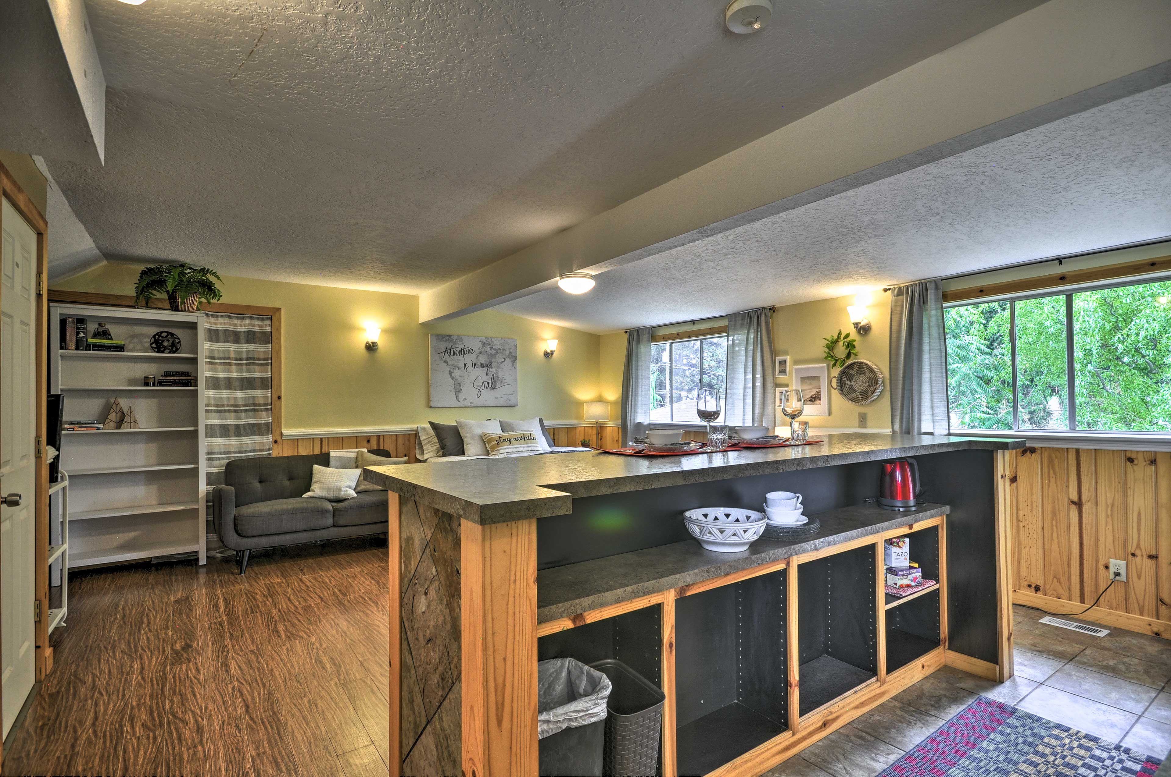 Studio Interior | 9 Mi to Downtown Portland