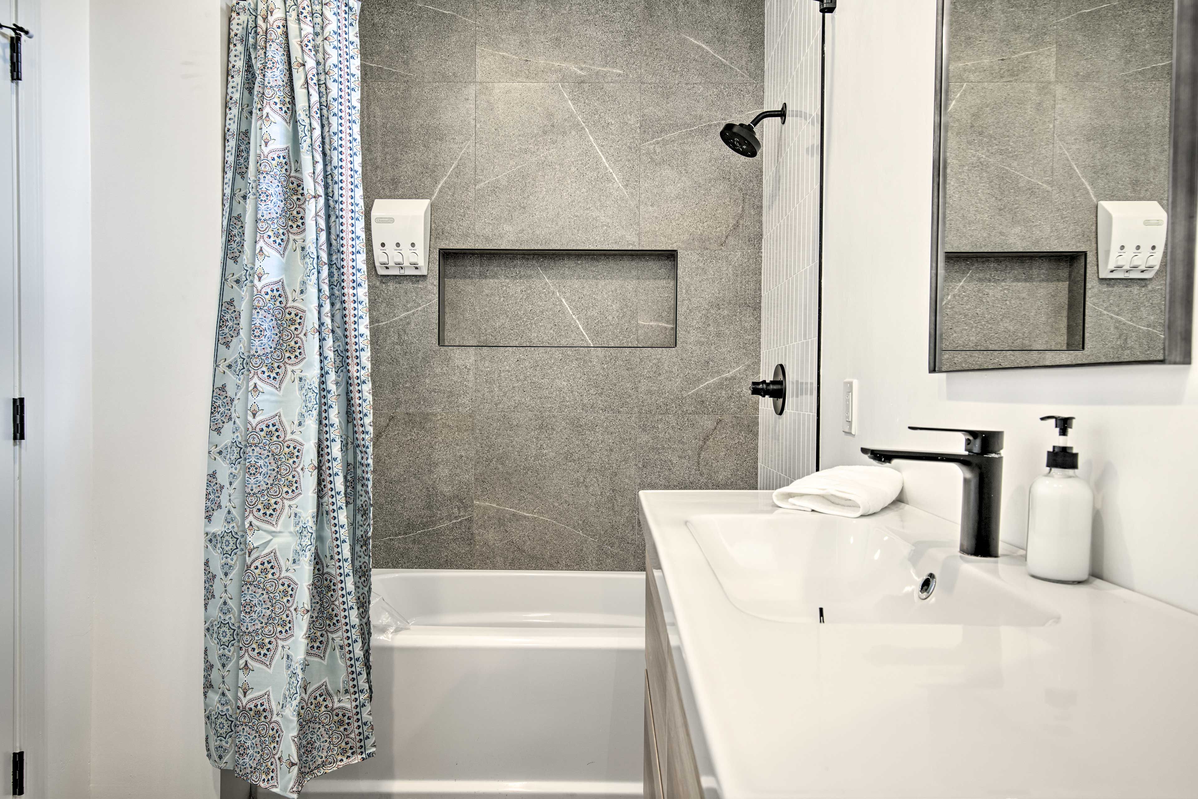 Full Bathroom | Complimentary Toiletries
