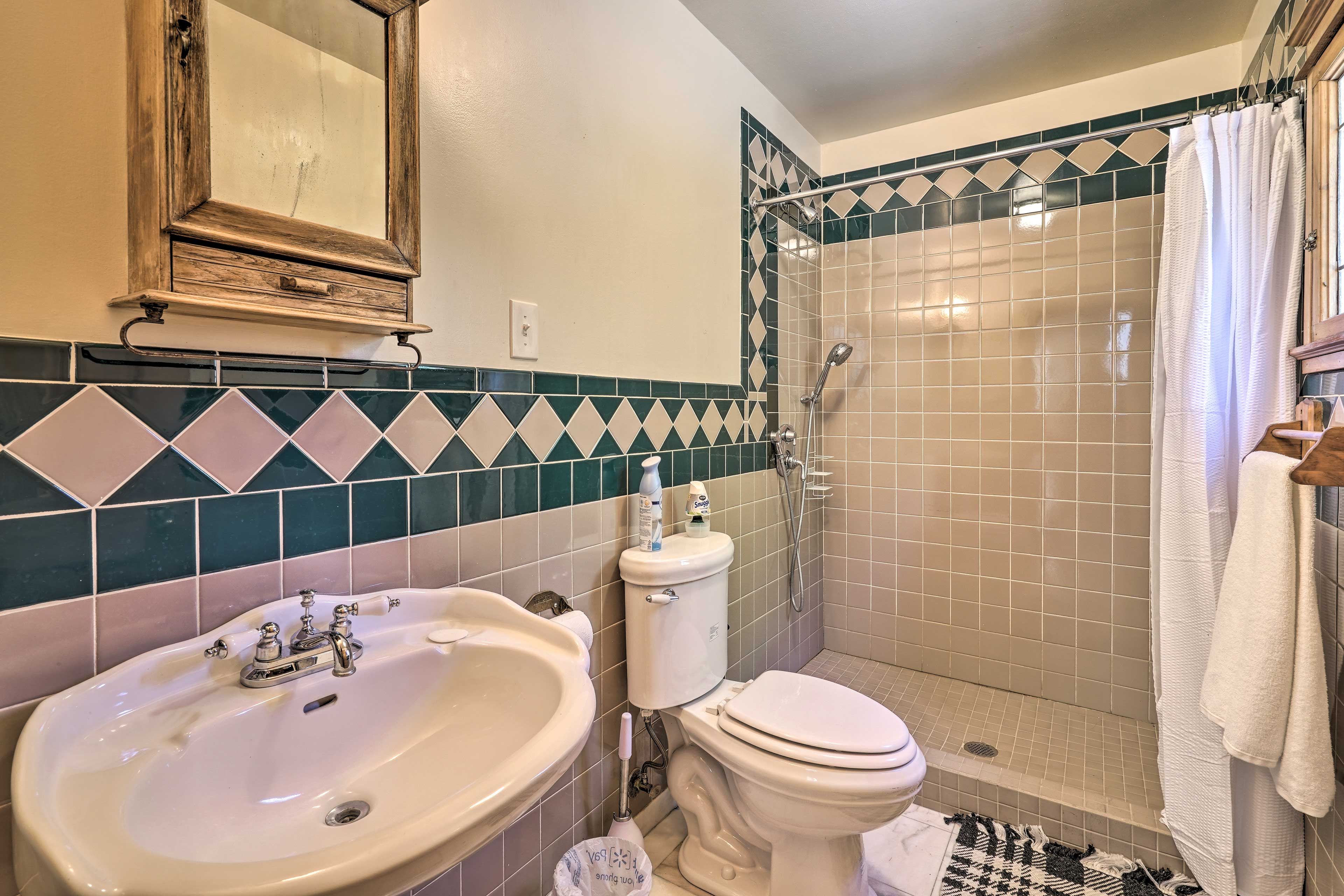Full Bathroom | Towels Provided | Complimentary Toiletries