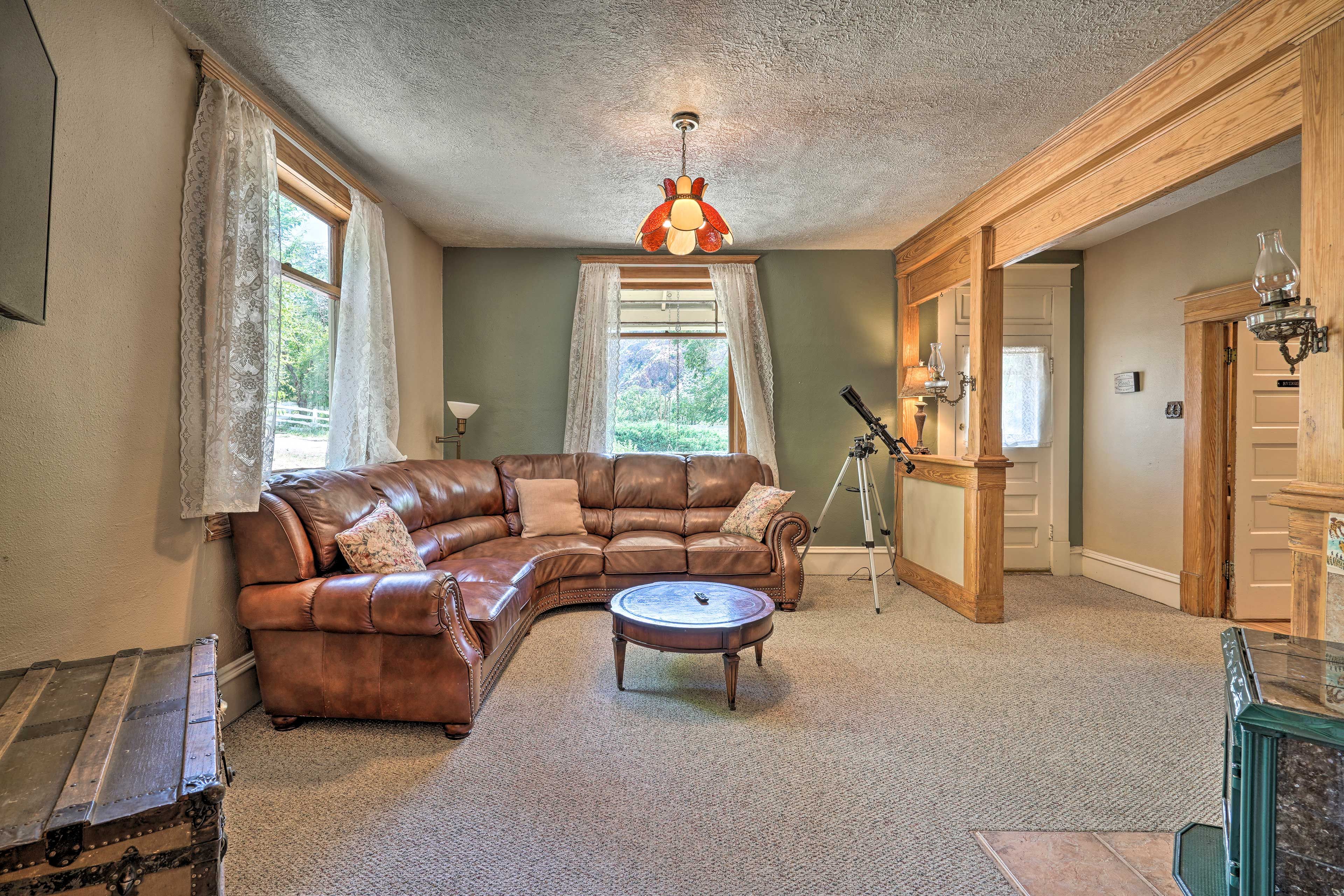 Living Room | Smart TV | Free WiFi (High-Speed)