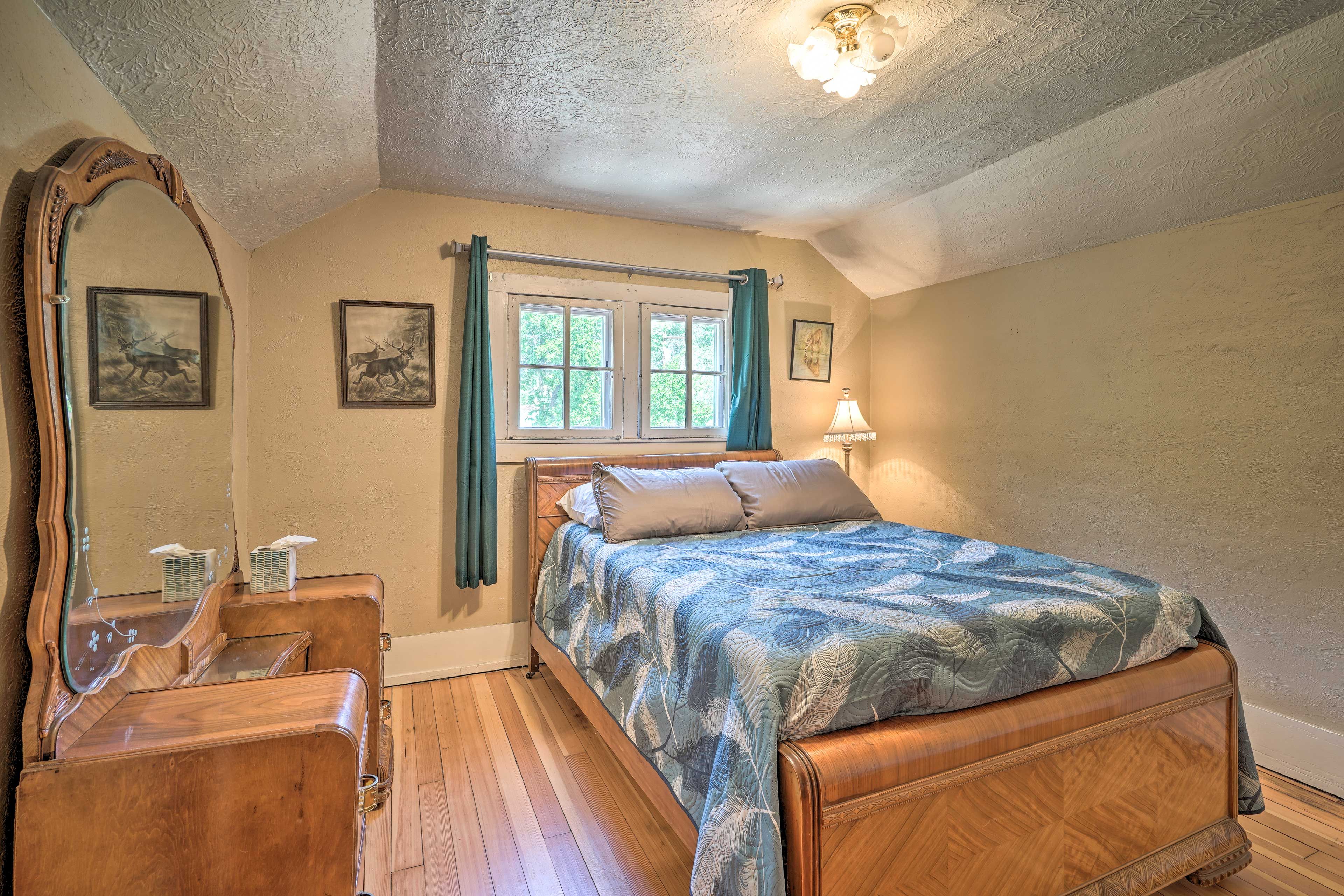 Bedroom 5 | Upper Level | Queen Bed