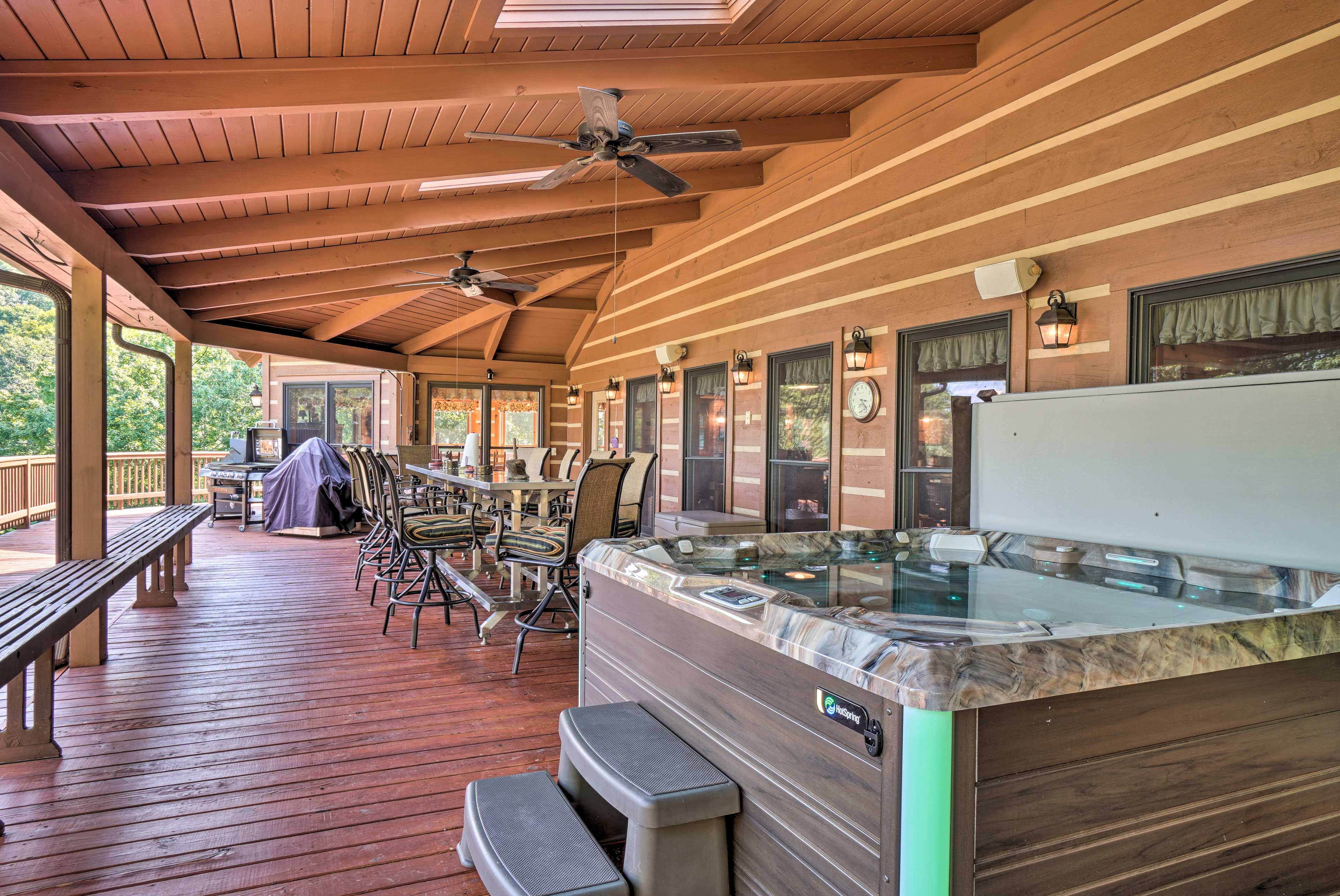 100' Wraparound Deck | Lake Views