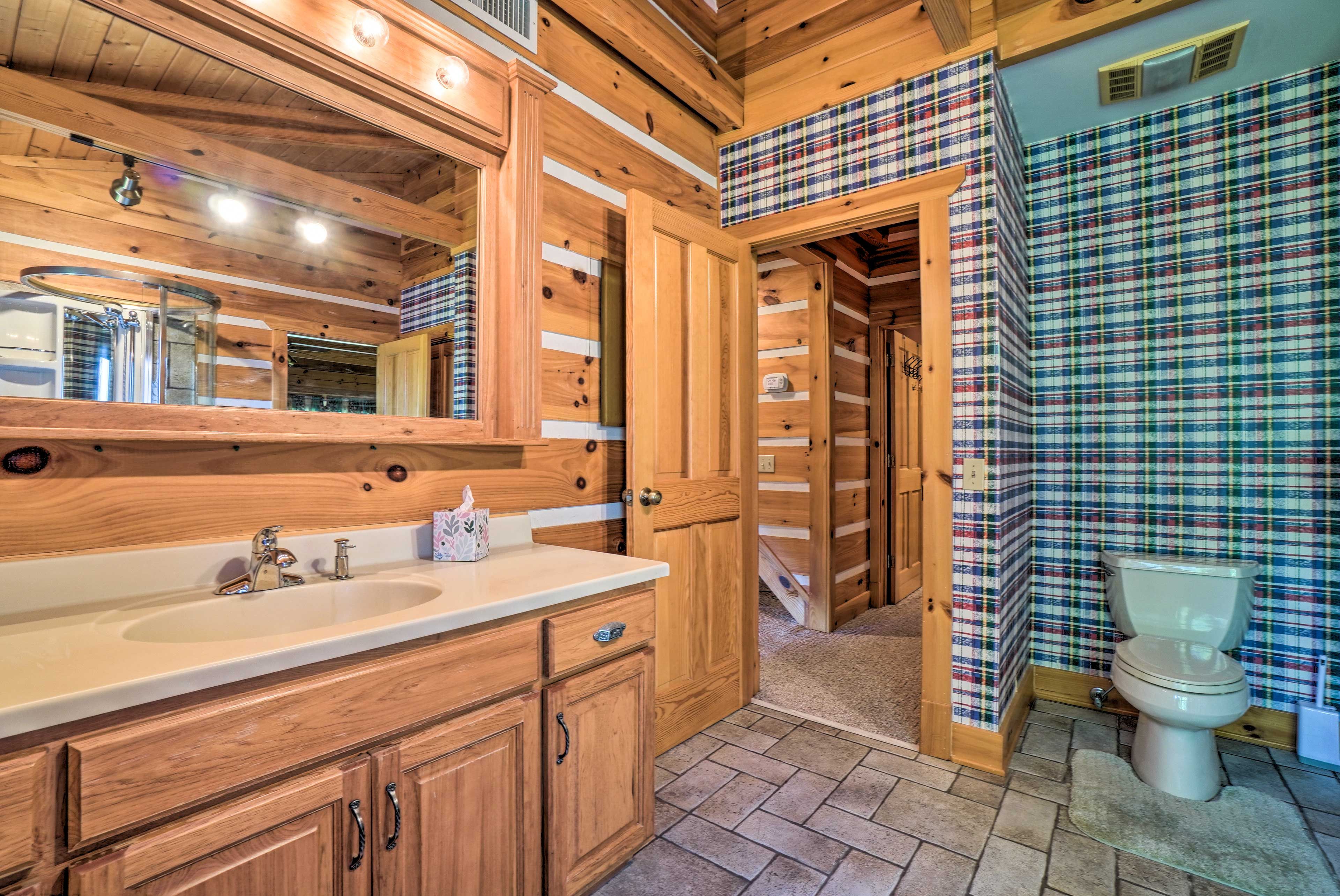 En-Suite Bathroom | Jetted Tub | Complimentary Toiletries