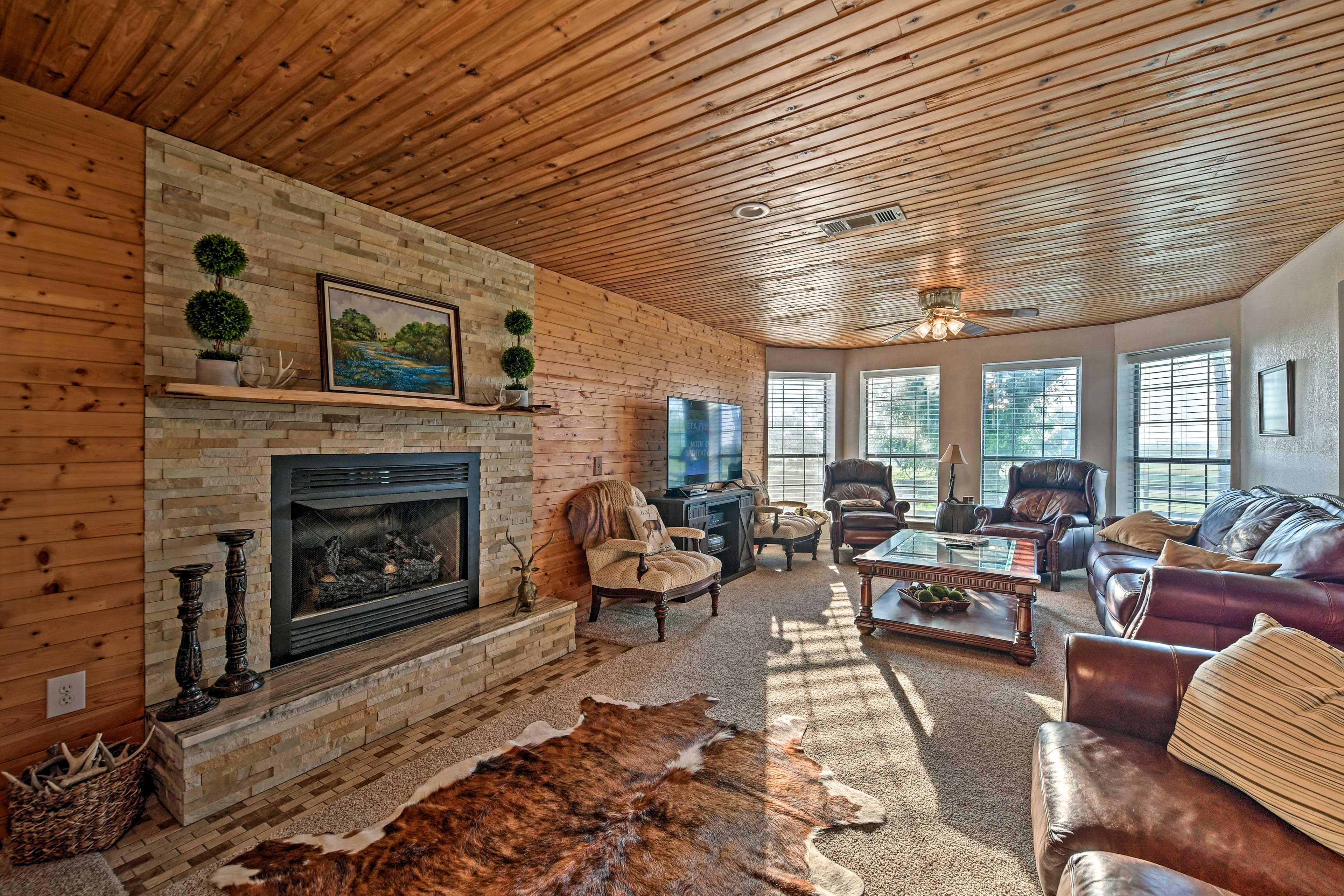 Living Room | Gas Fireplace | Smart TV