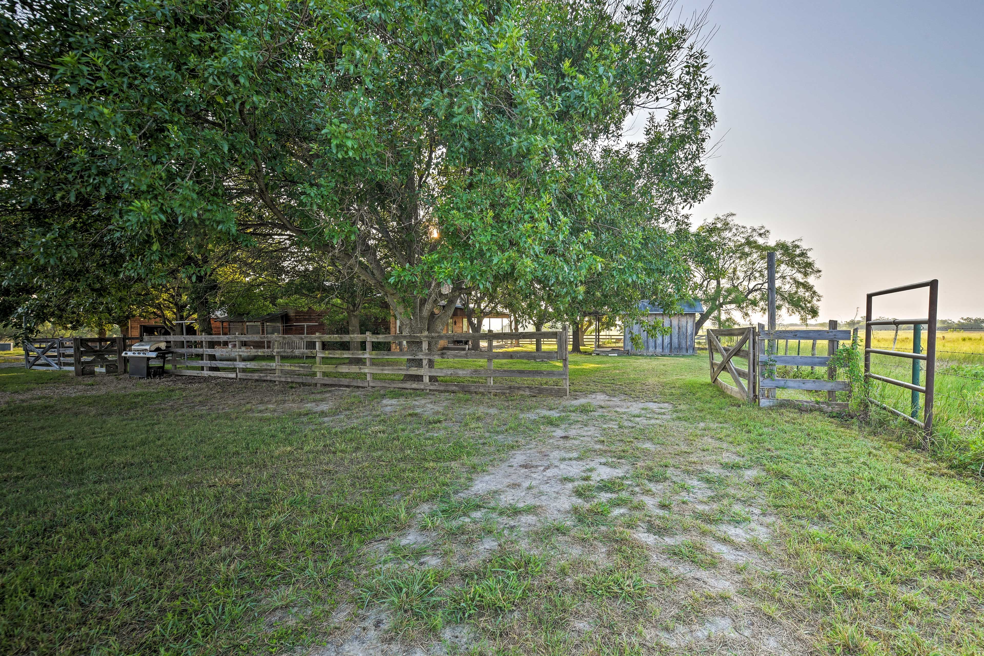 Parking | Driveway (8 Vehicles) | RV & Trailer Parking