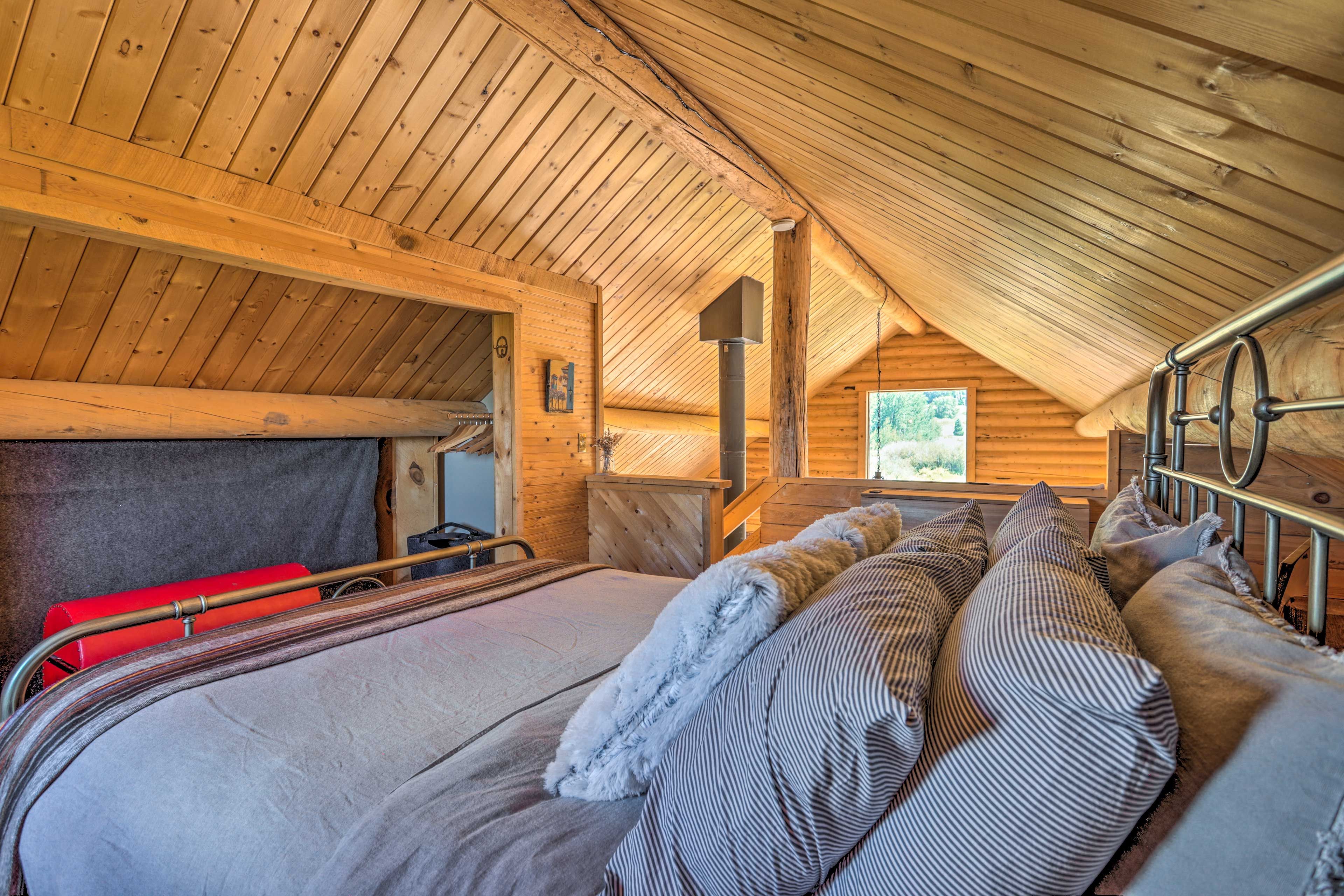 Bedroom (Loft) | Balcony