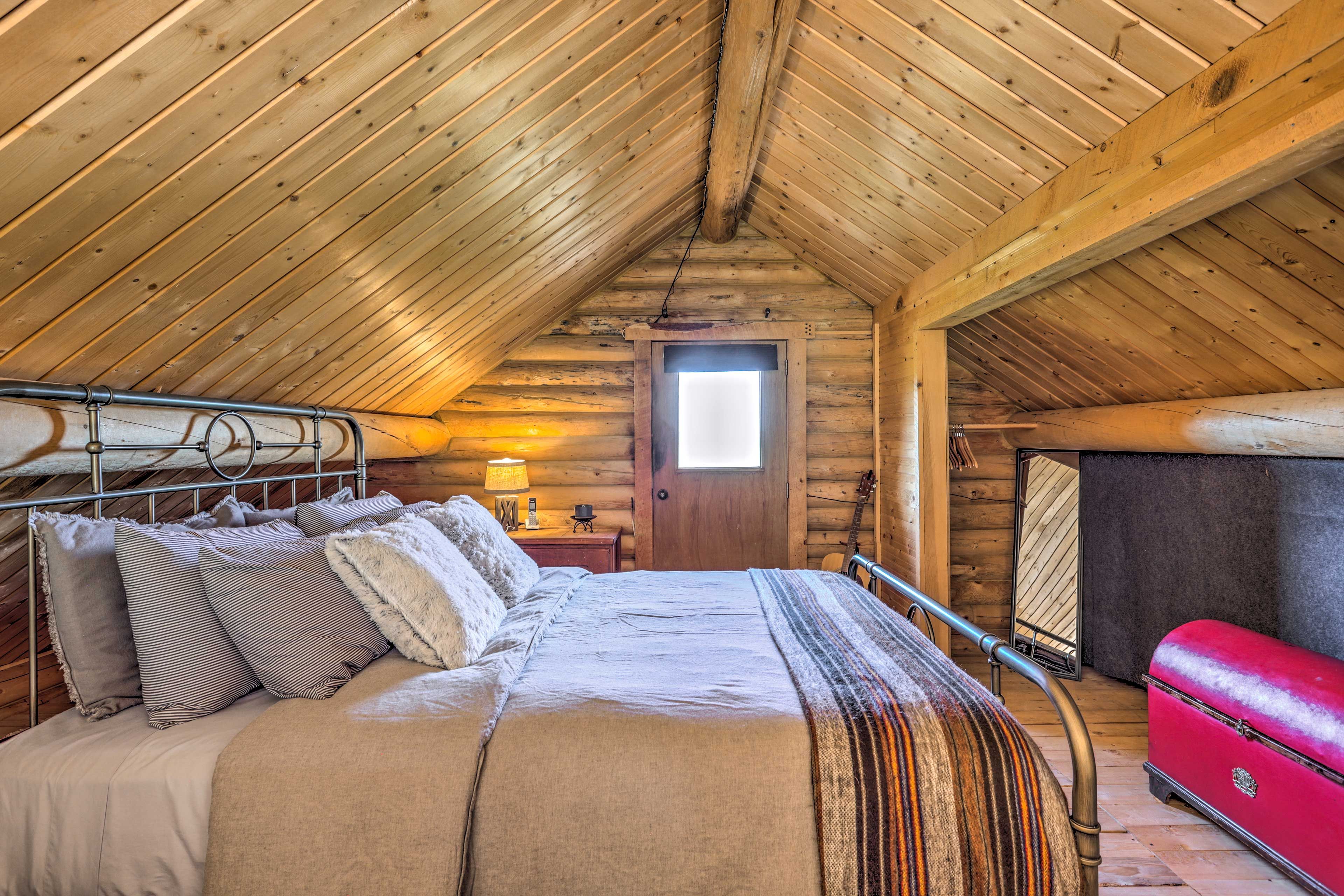Bedroom (Loft) | Queen Bed