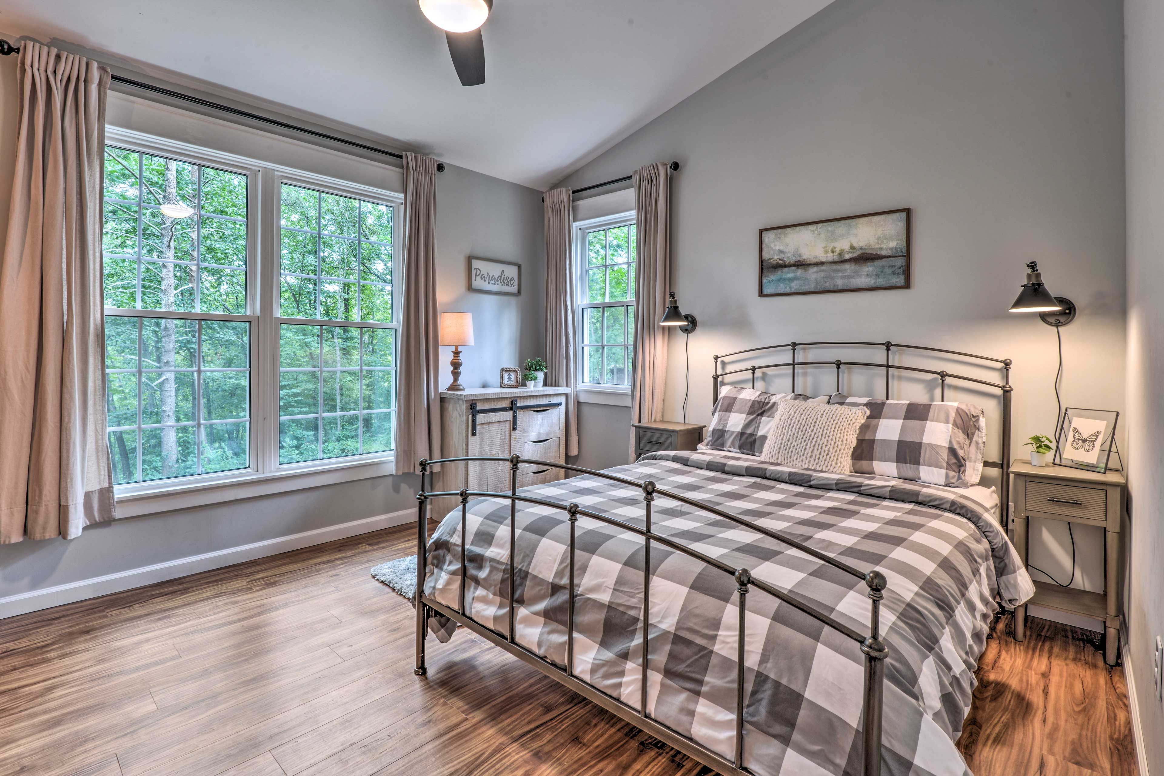 Bedroom 1 | Queen Bed | Smart TV