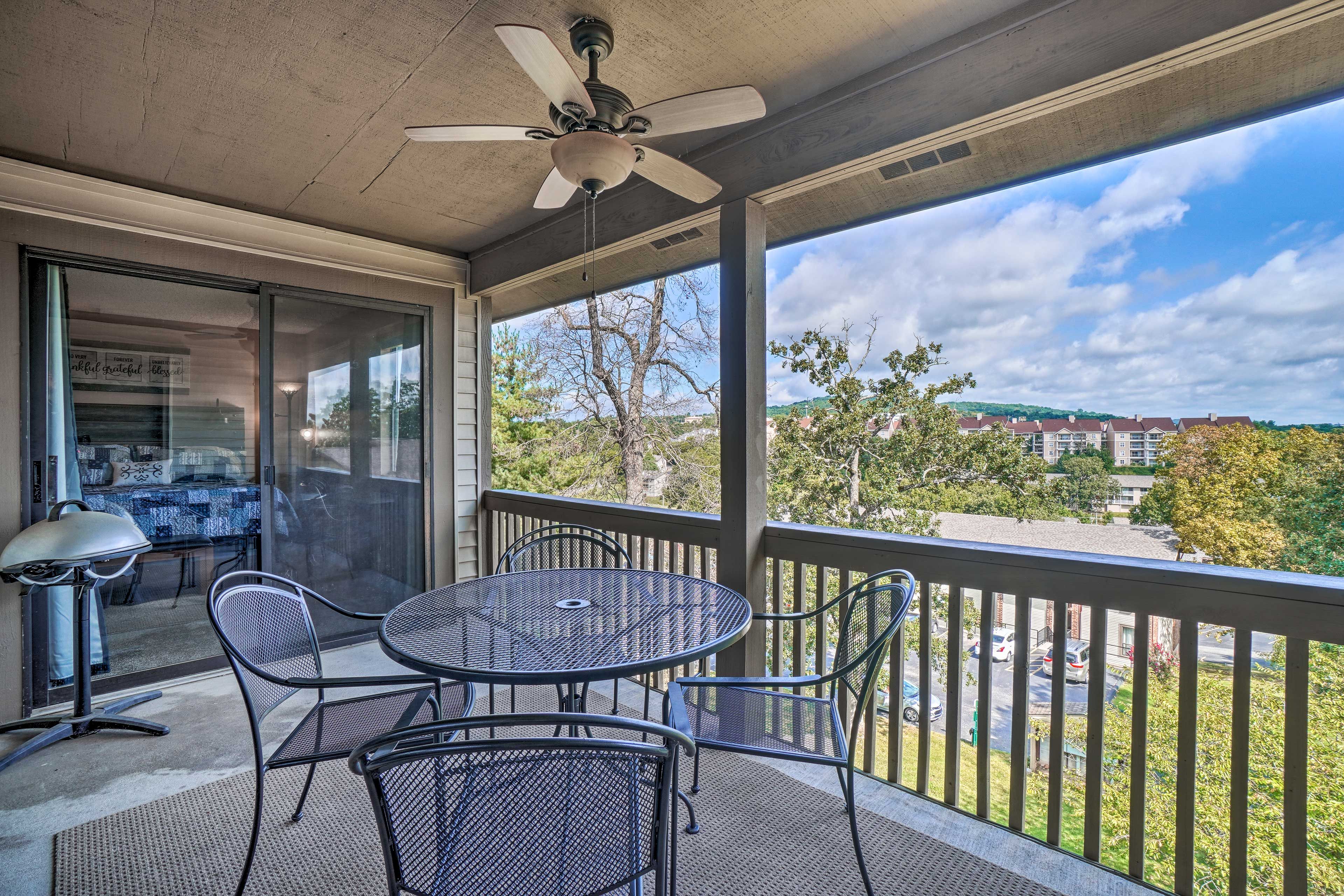Branson Vacation Rental | 2BR | 2BA | 936 Sq Ft | Stairs Required for Access