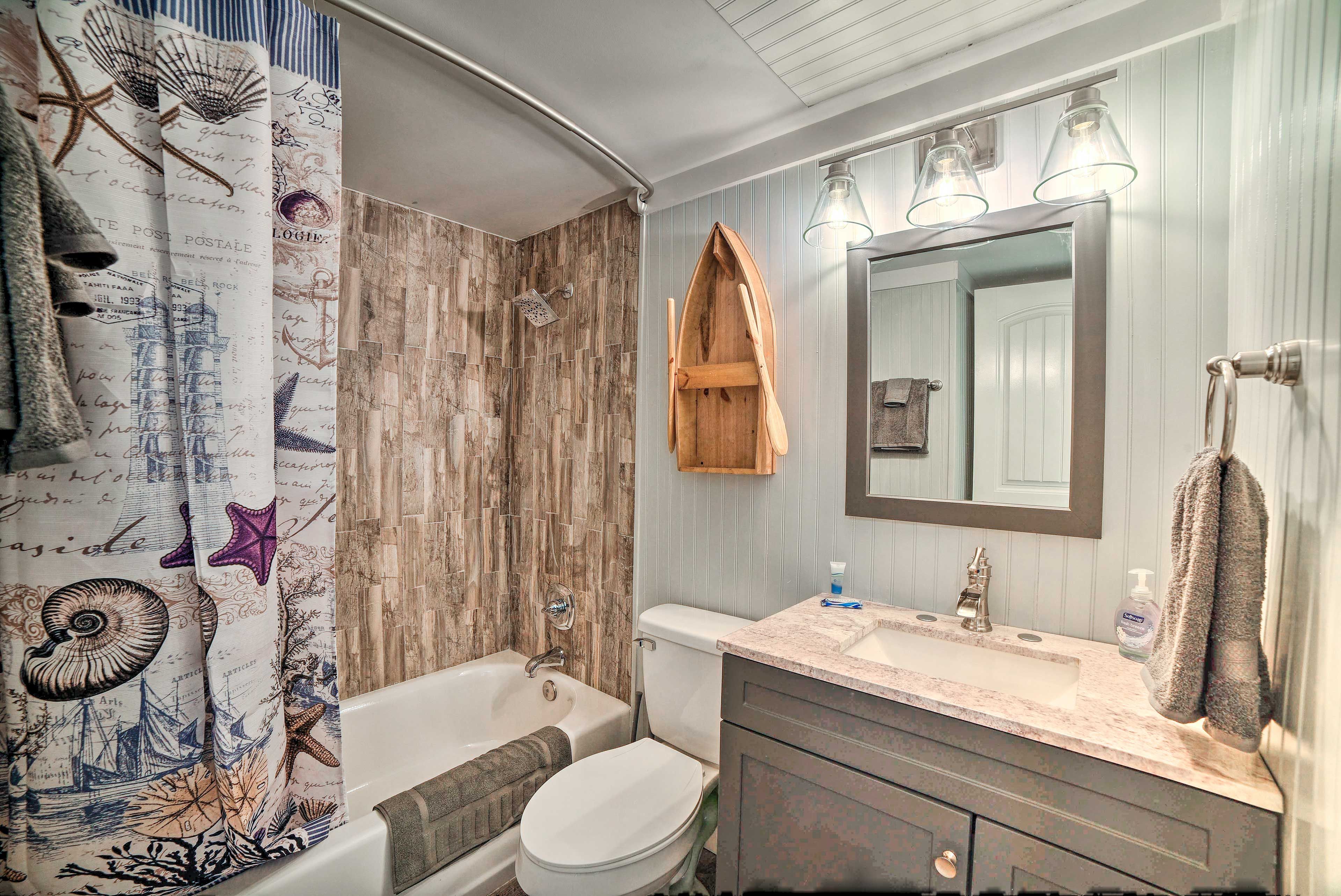 Full Bathroom | Towels Provided