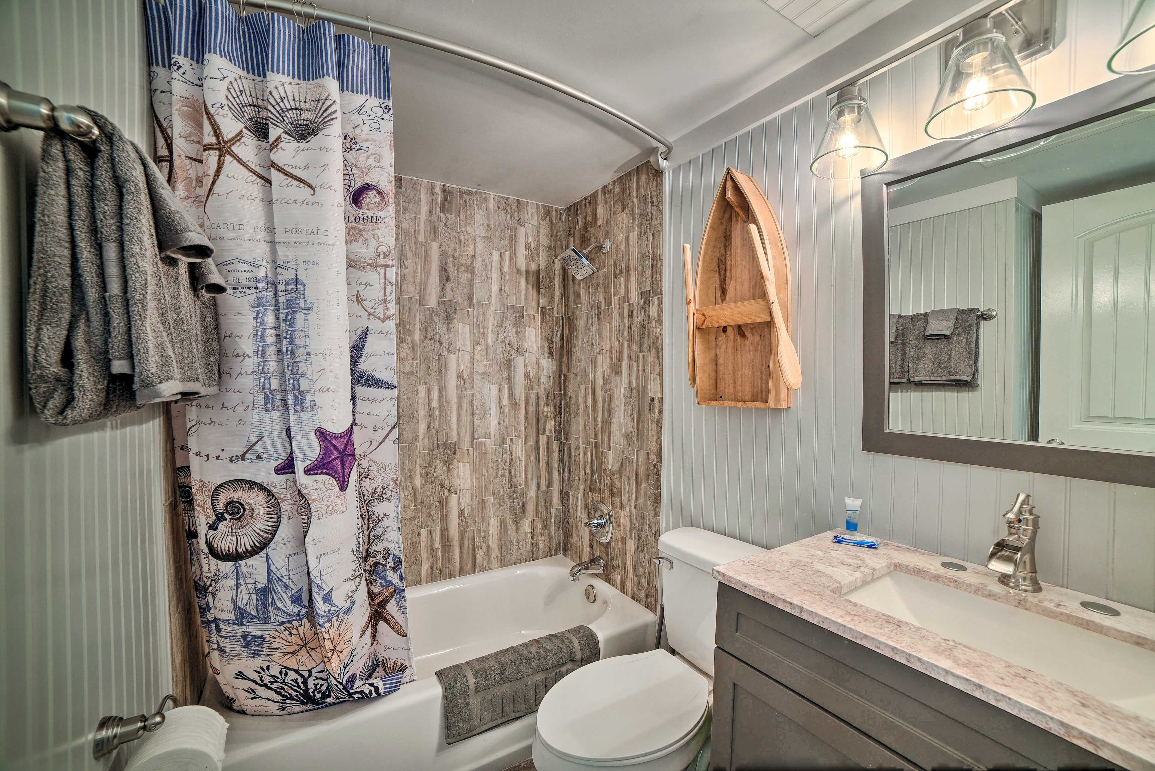 Full Bathroom | Complimentary Toiletries