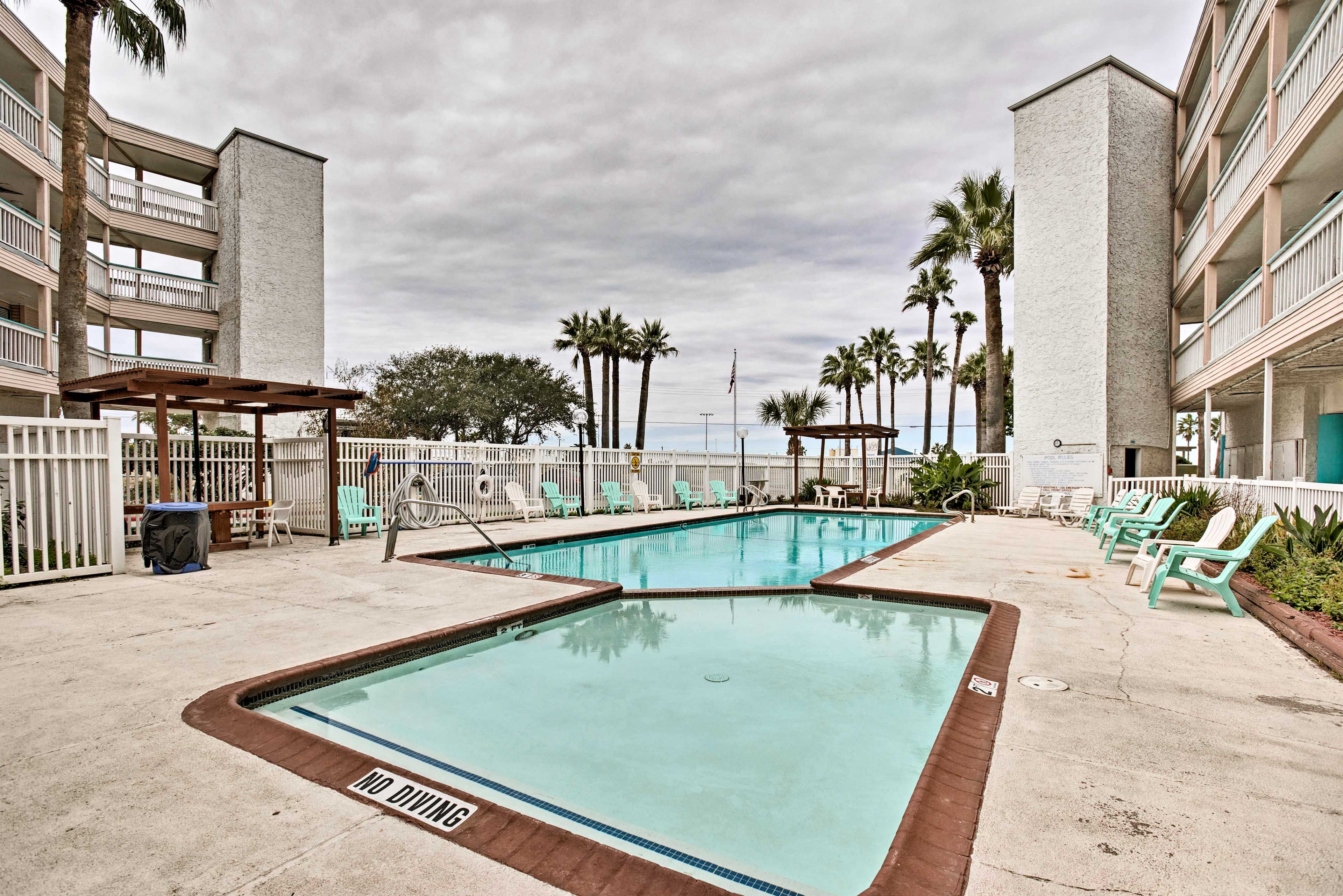 Community Pool | Depth (2' - 6')