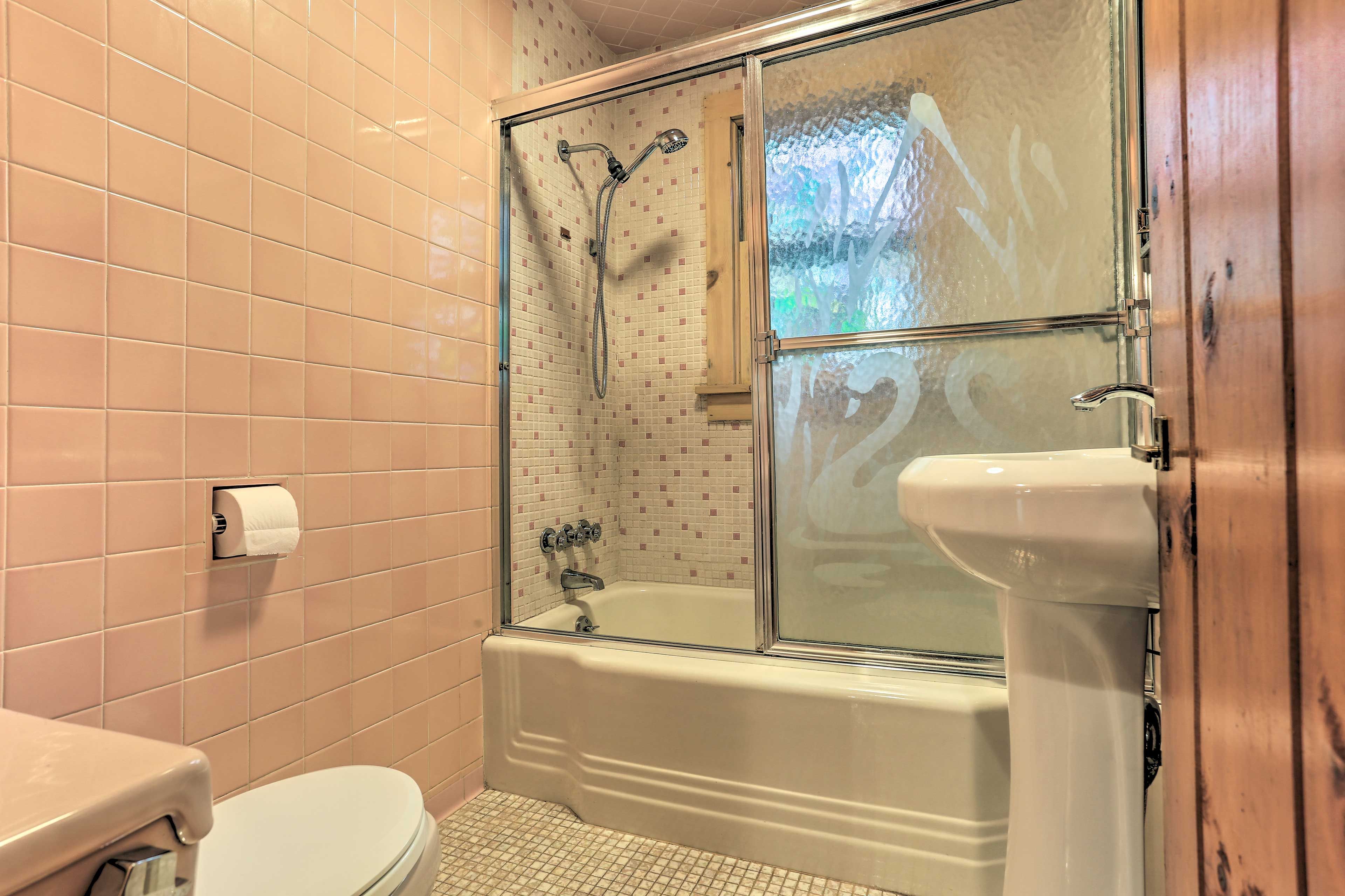 Full Bathroom | Towels Provided | Complimentary Toiletries