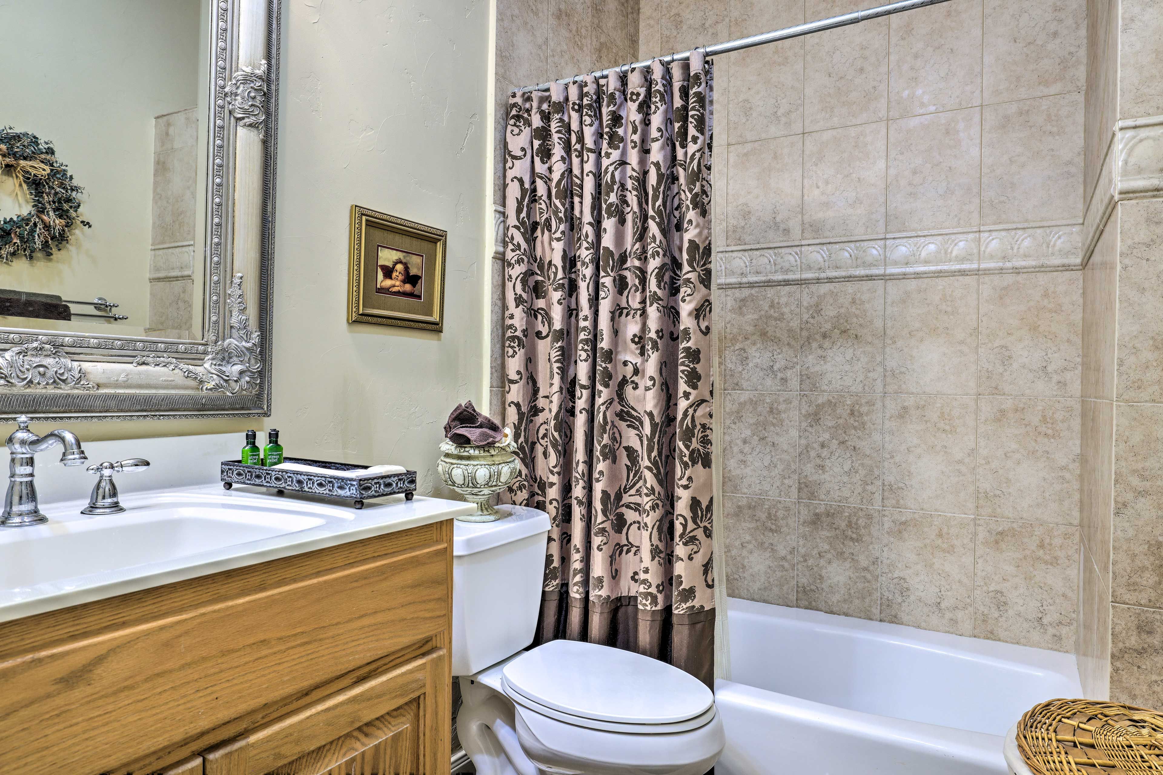 Full Bathroom | Shower/Tub Combo | Towels Provided
