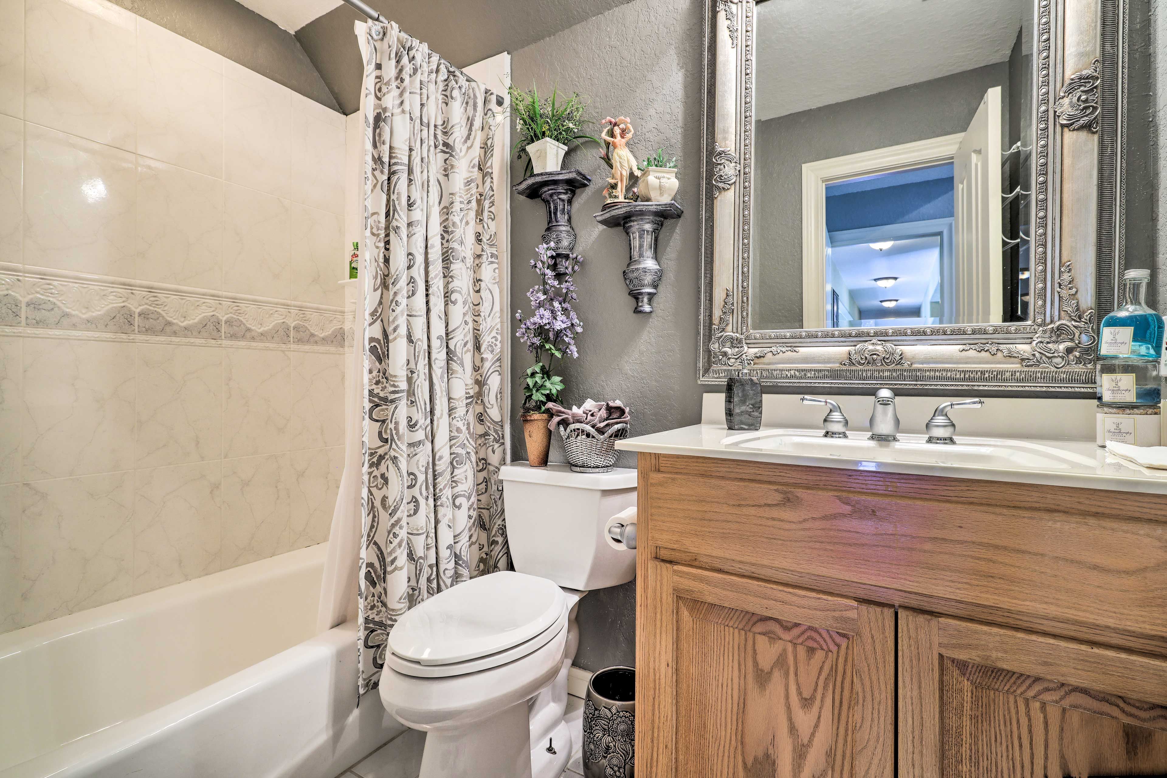 Full Bathroom | Shower/Tub Combo