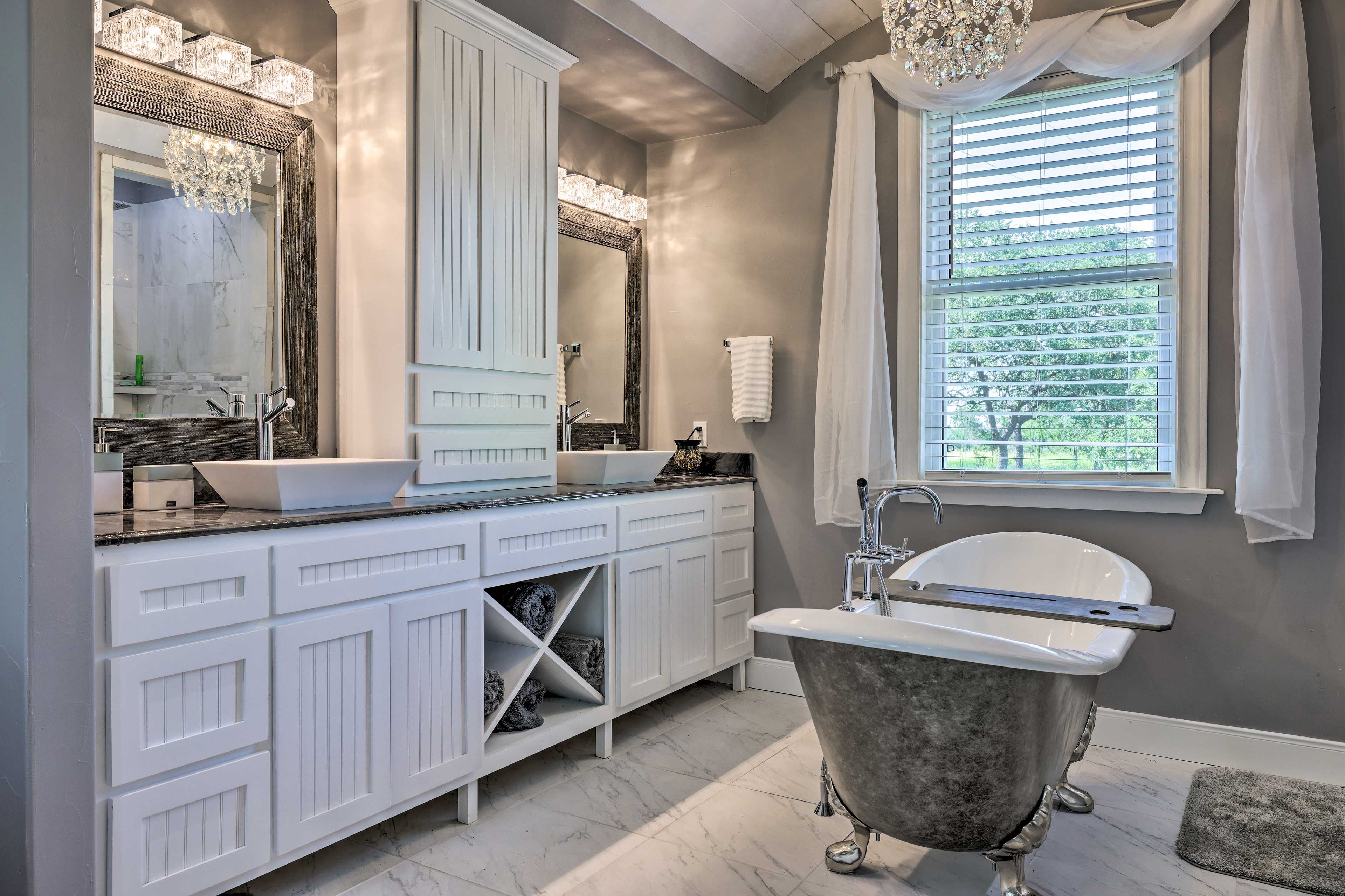 Full Bathroom | Soaking Tub | Complimentary Toiletries