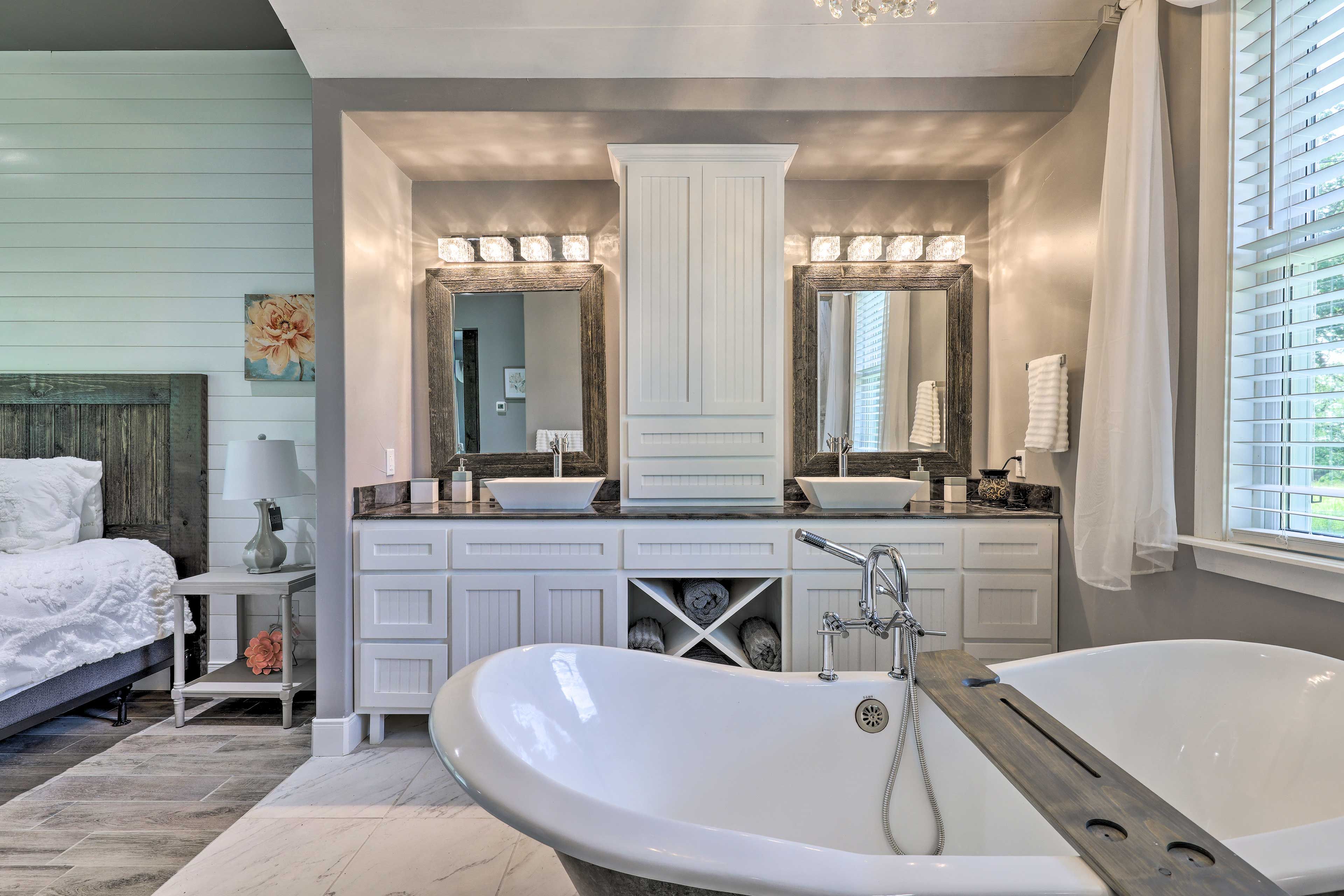 Full Bathroom | Towels Provided