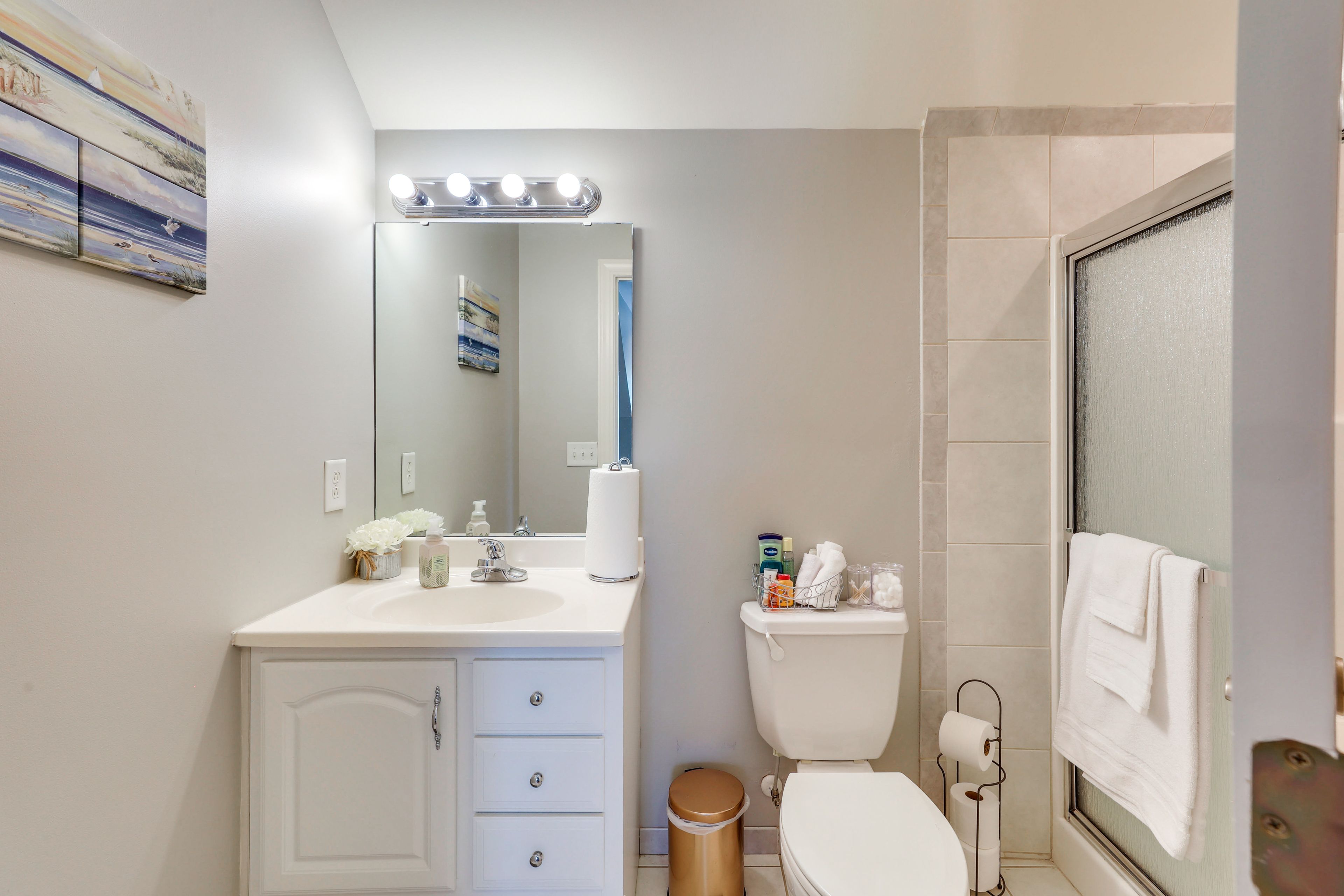 Full Bathroom | Towels Provided