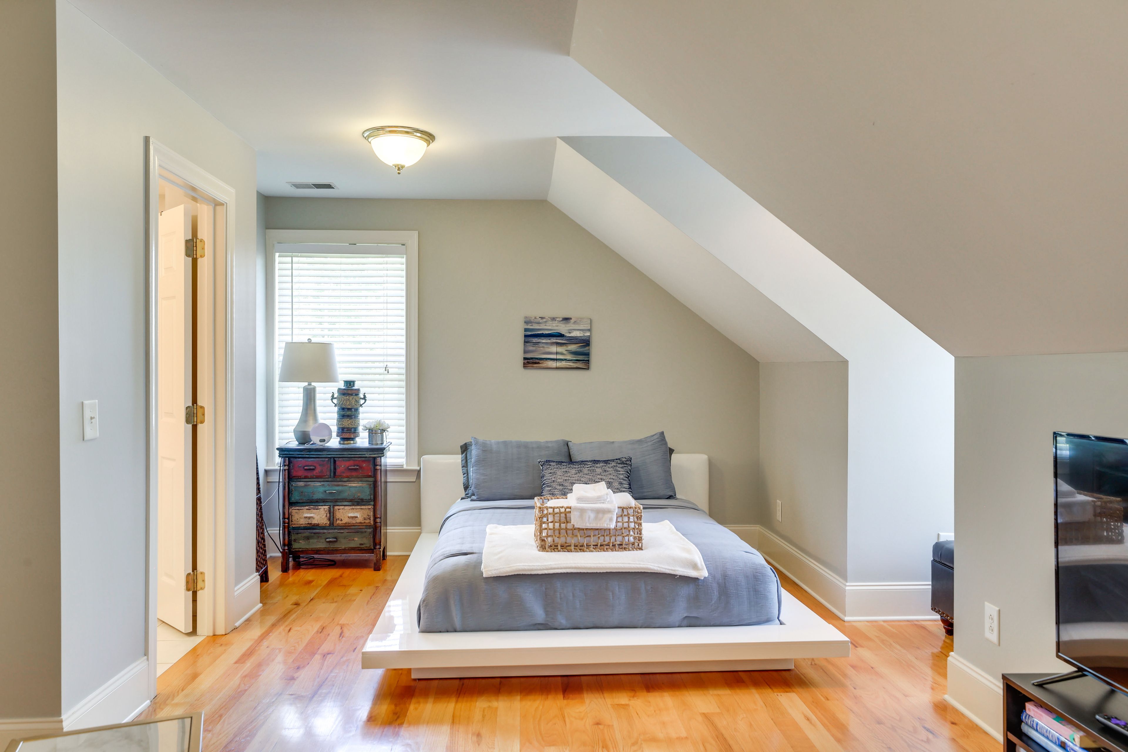 Studio | Queen Bed