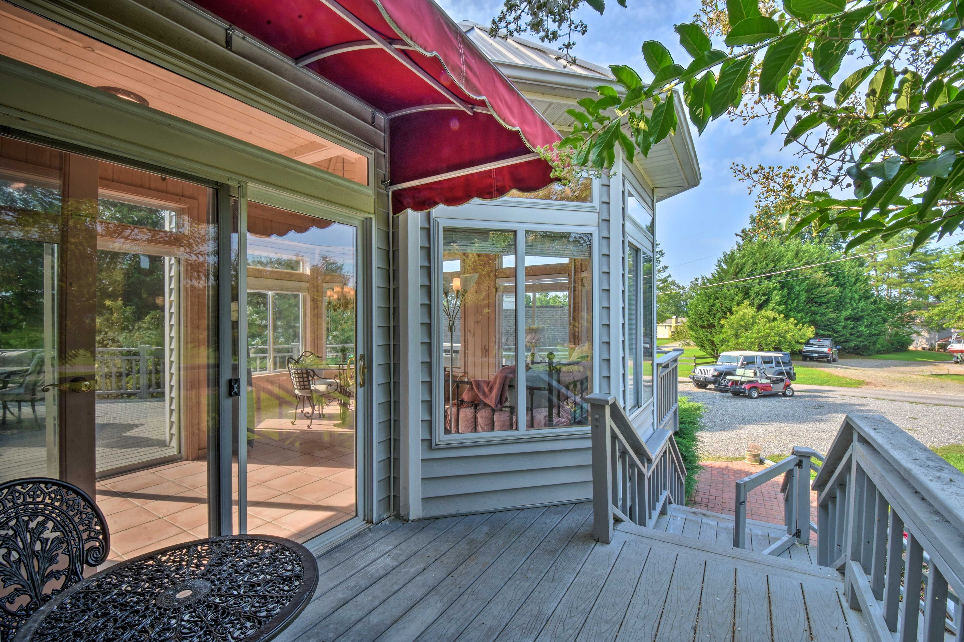 Deck Entrances | Driveway Parking (6 Vehicles)