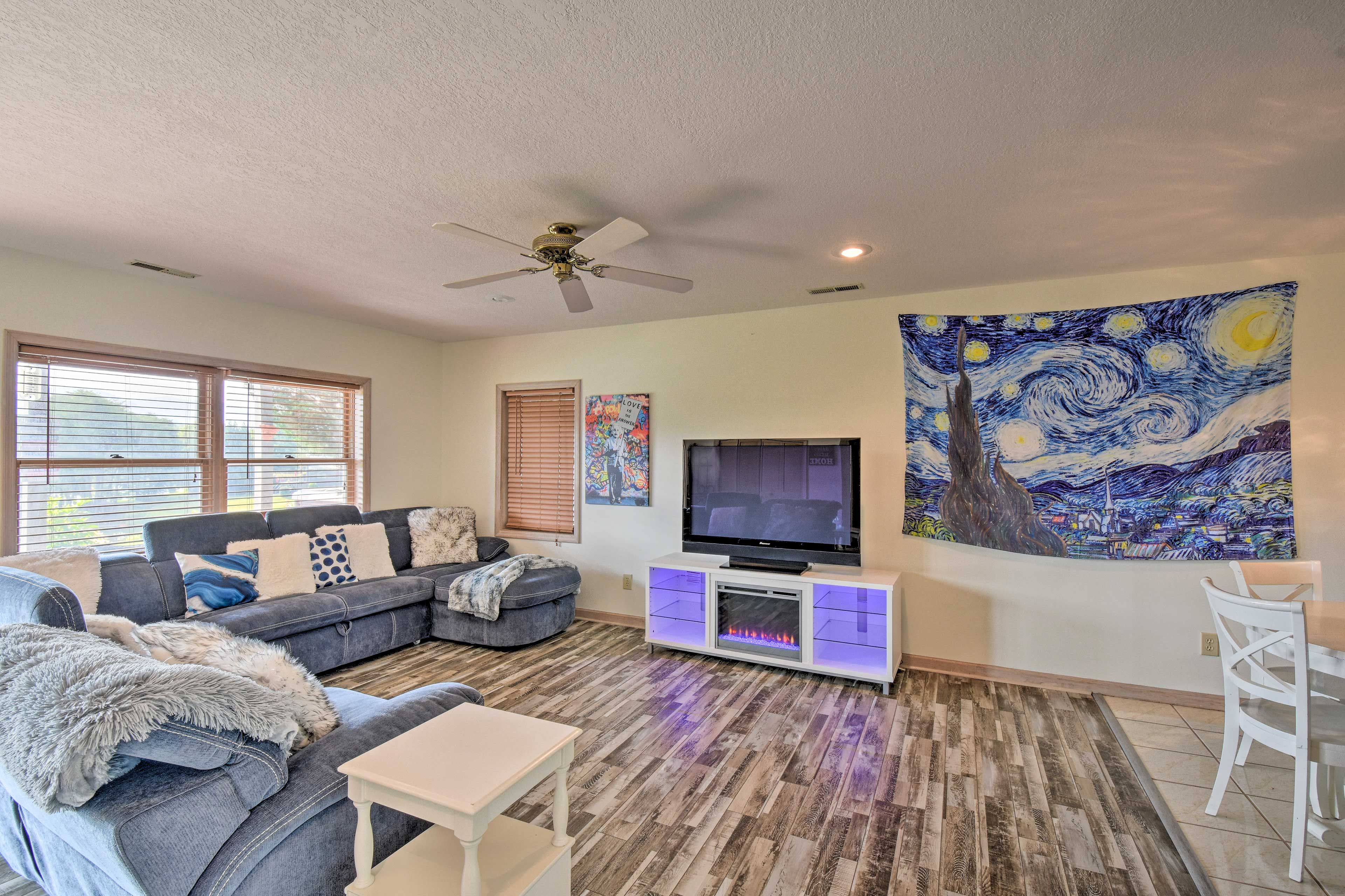 Living Room | Smart TV | Kitchenette