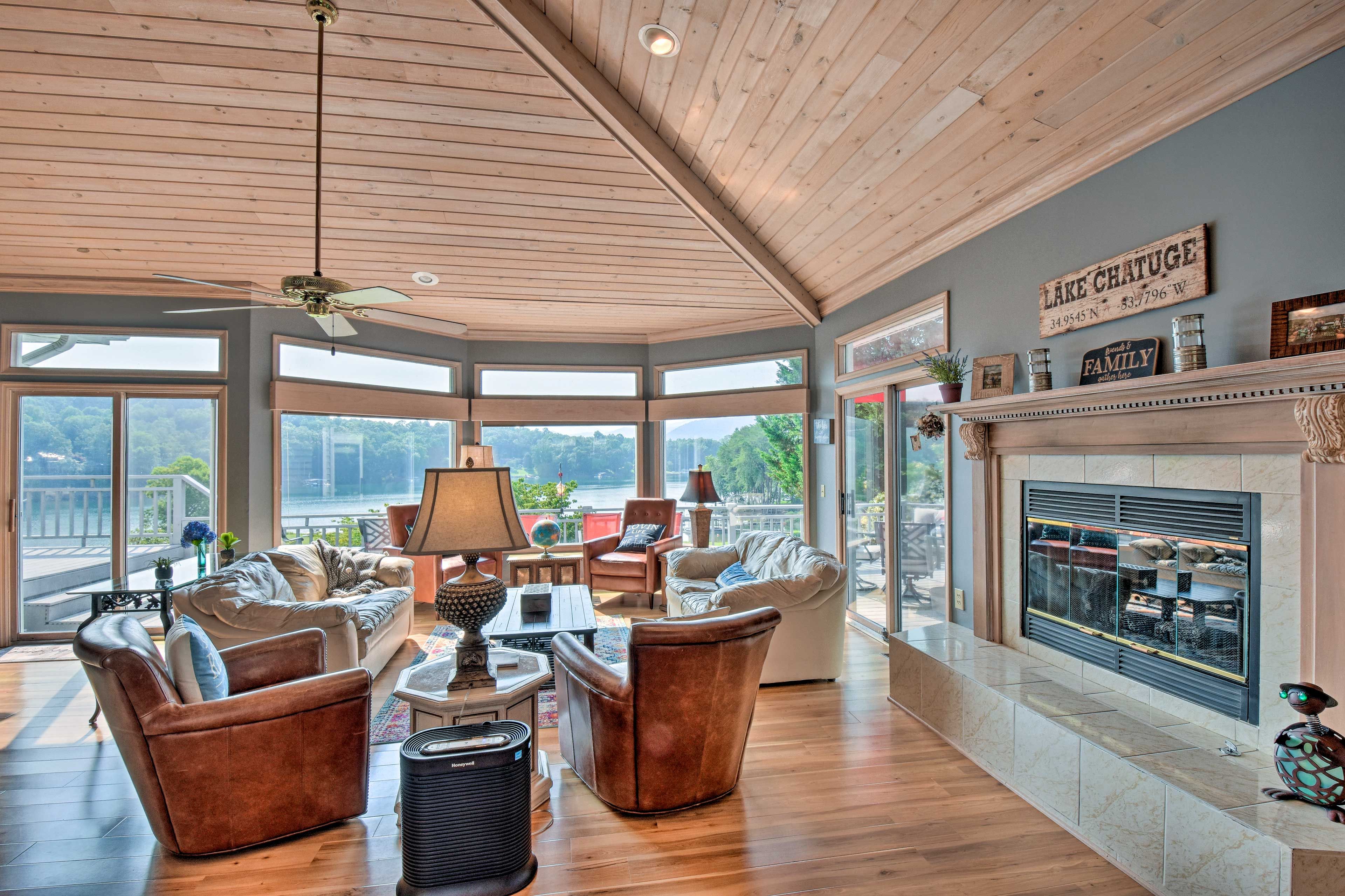 Living Room | 2 Guitars | Smart TV