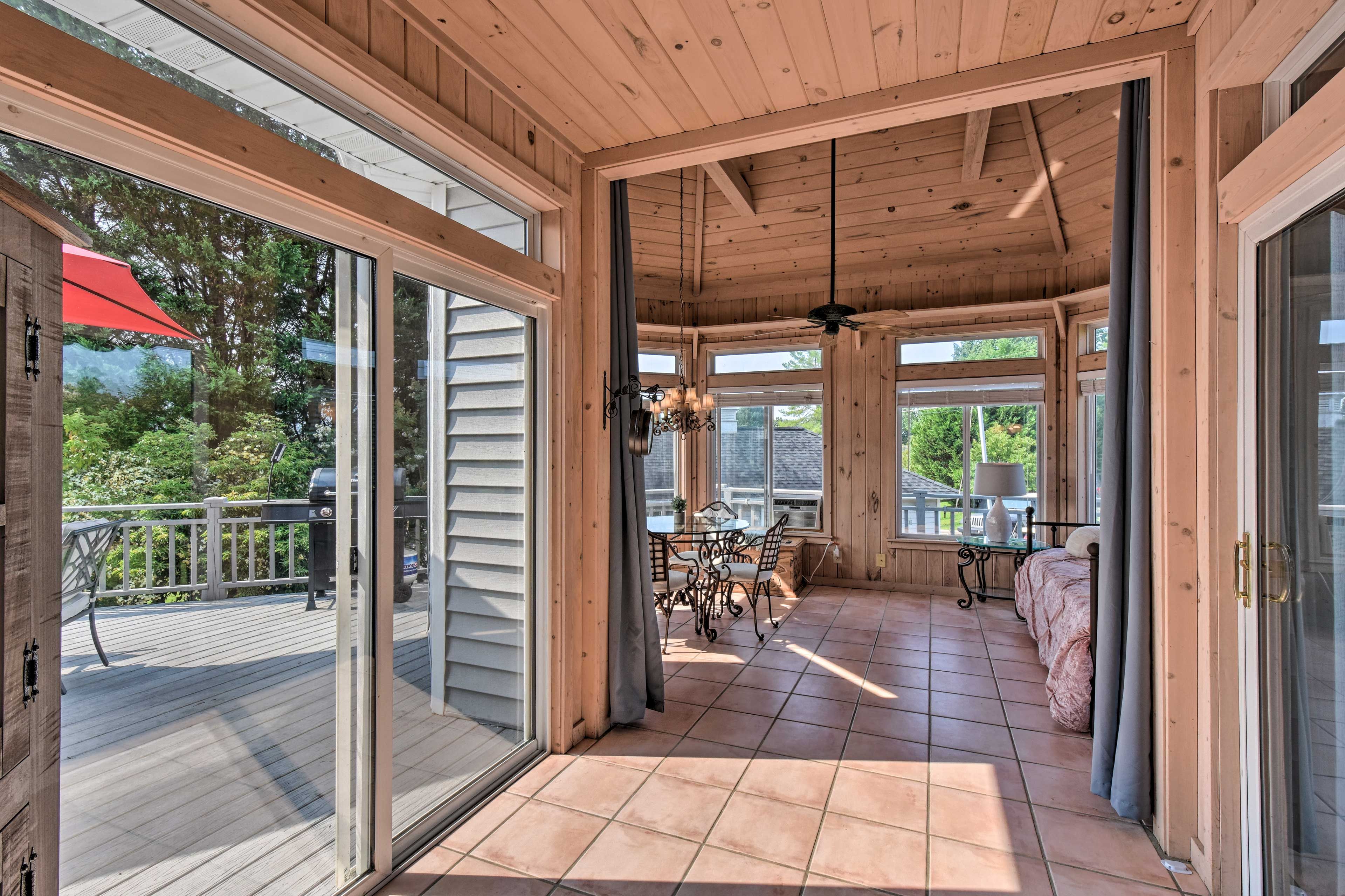 Bedroom 4 (Sunroom) | Twin Daybed w/ Twin Trundle Bed | Smart TV | Main Floor