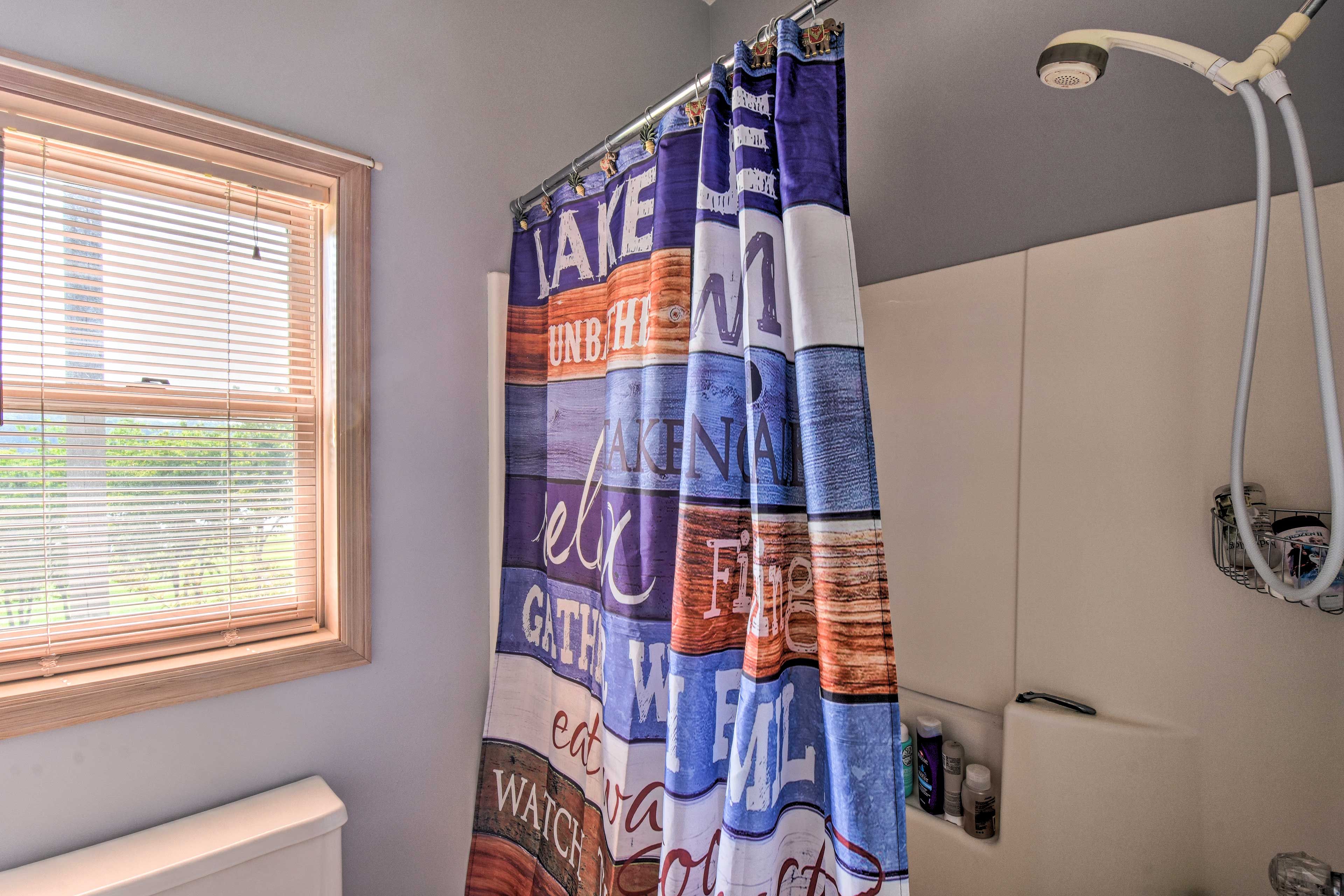 Full Bathroom | Towels Provided