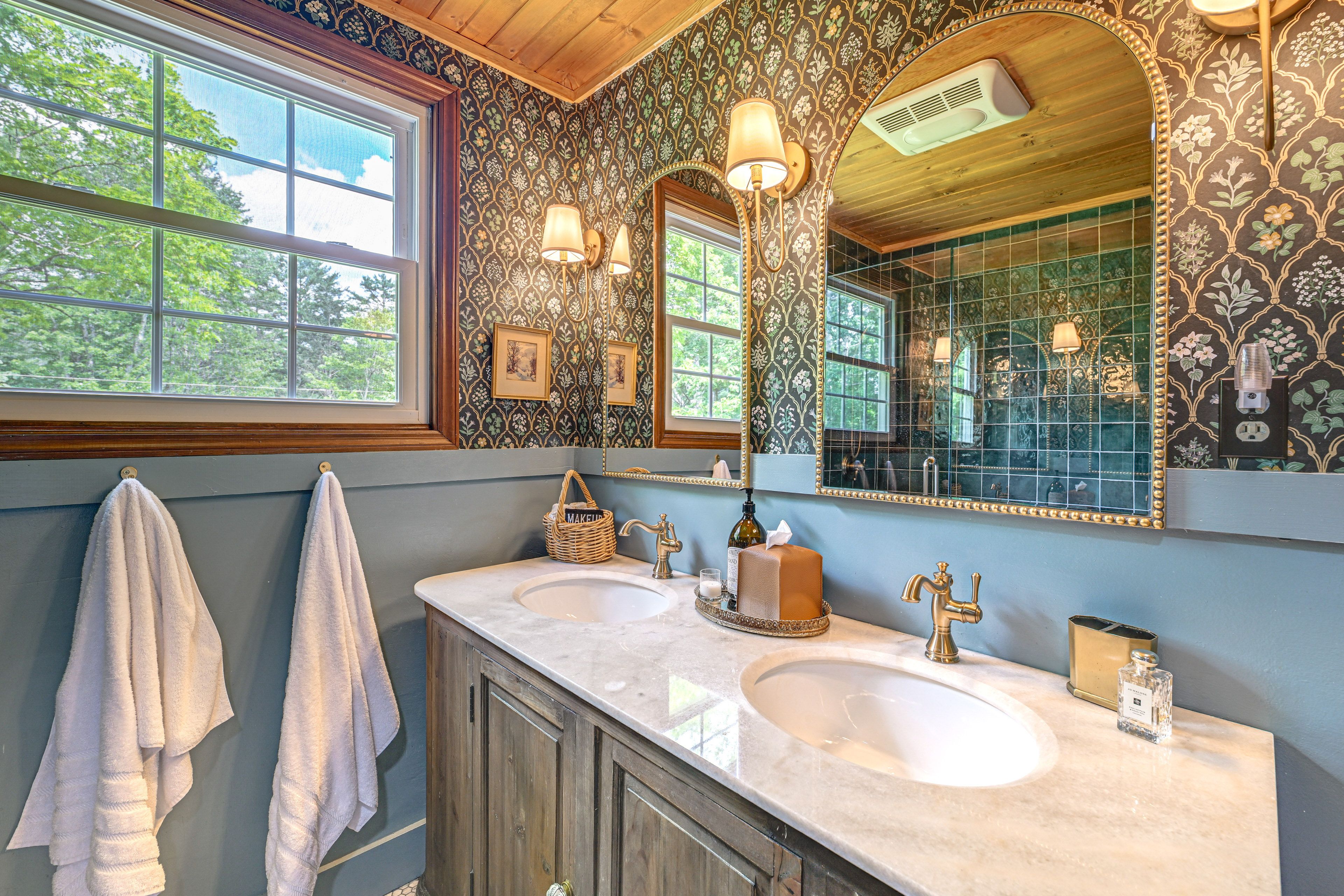 Full Bathroom | Towels Provided | 2nd Floor