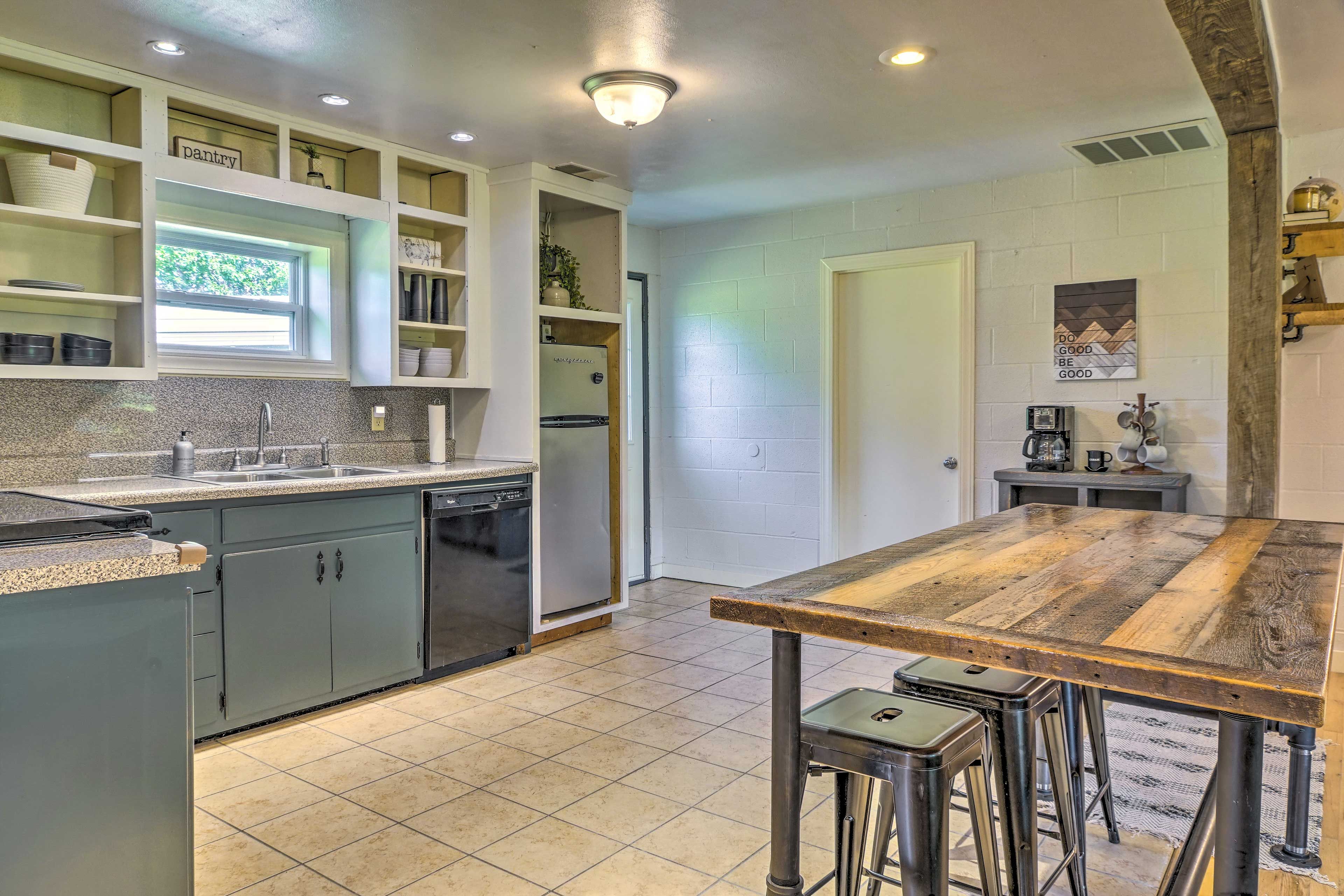 Kitchen | Dishware Provided | Microwave