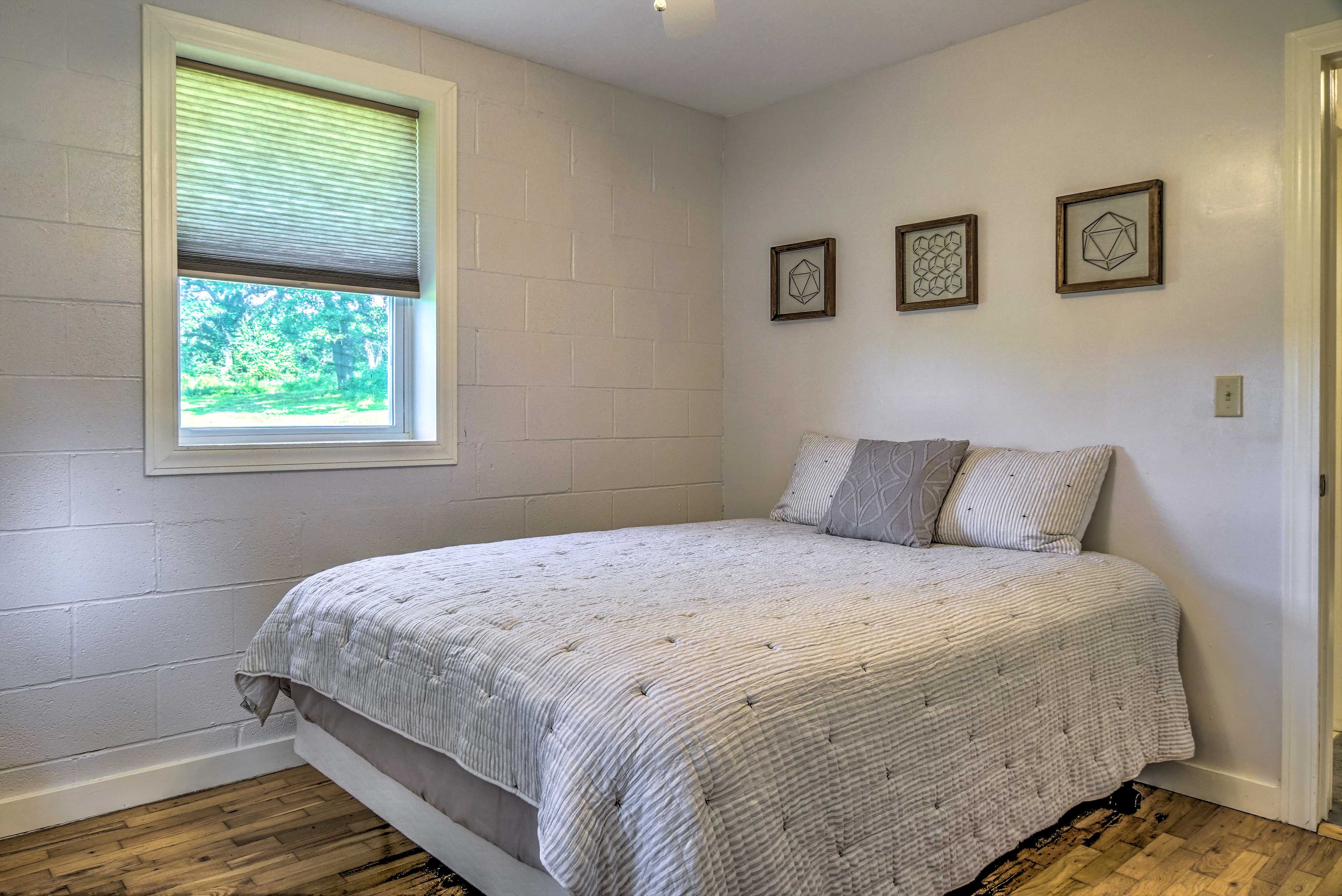 Bedroom 1 | Queen Bed