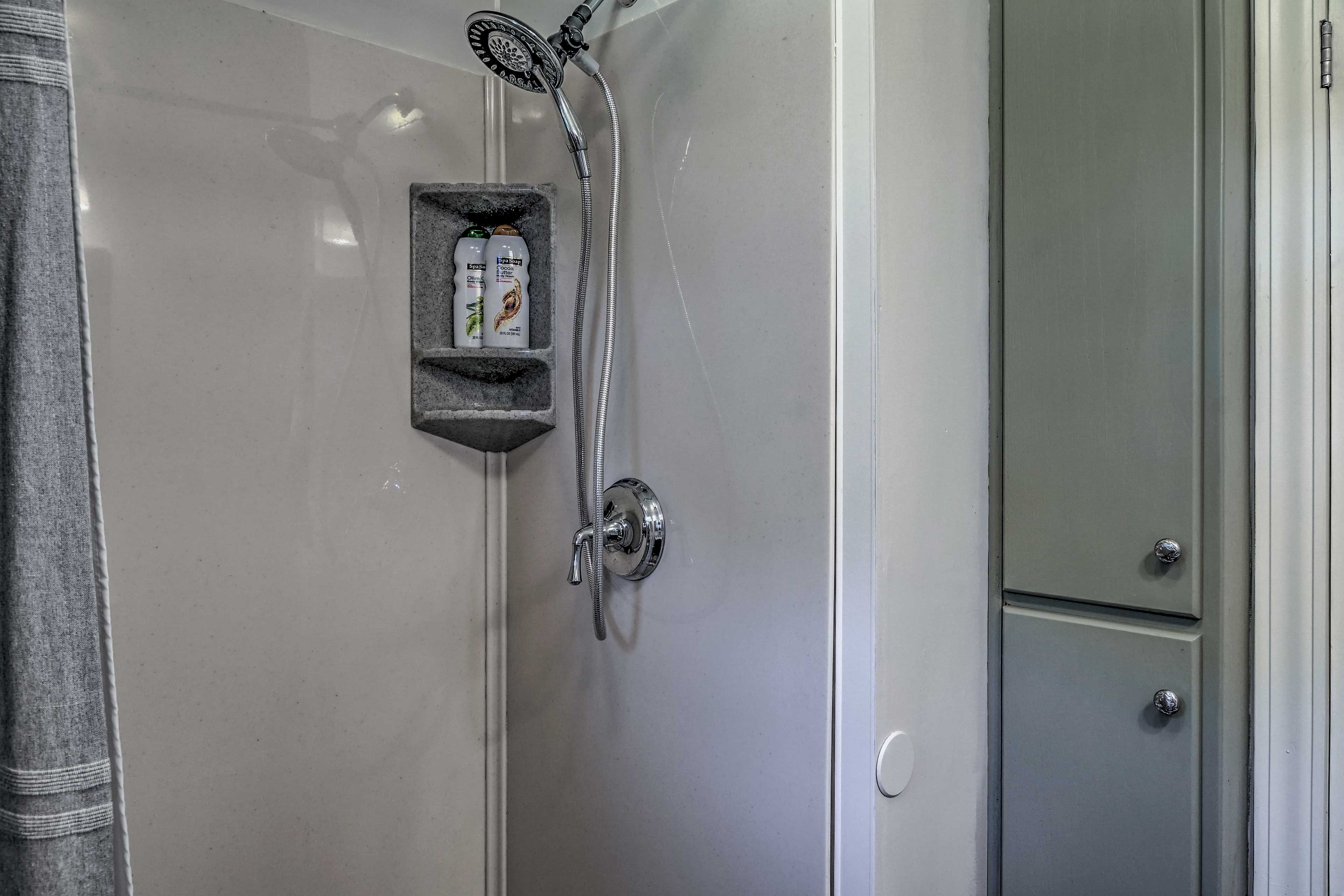 Full Bathroom | Towels Provided