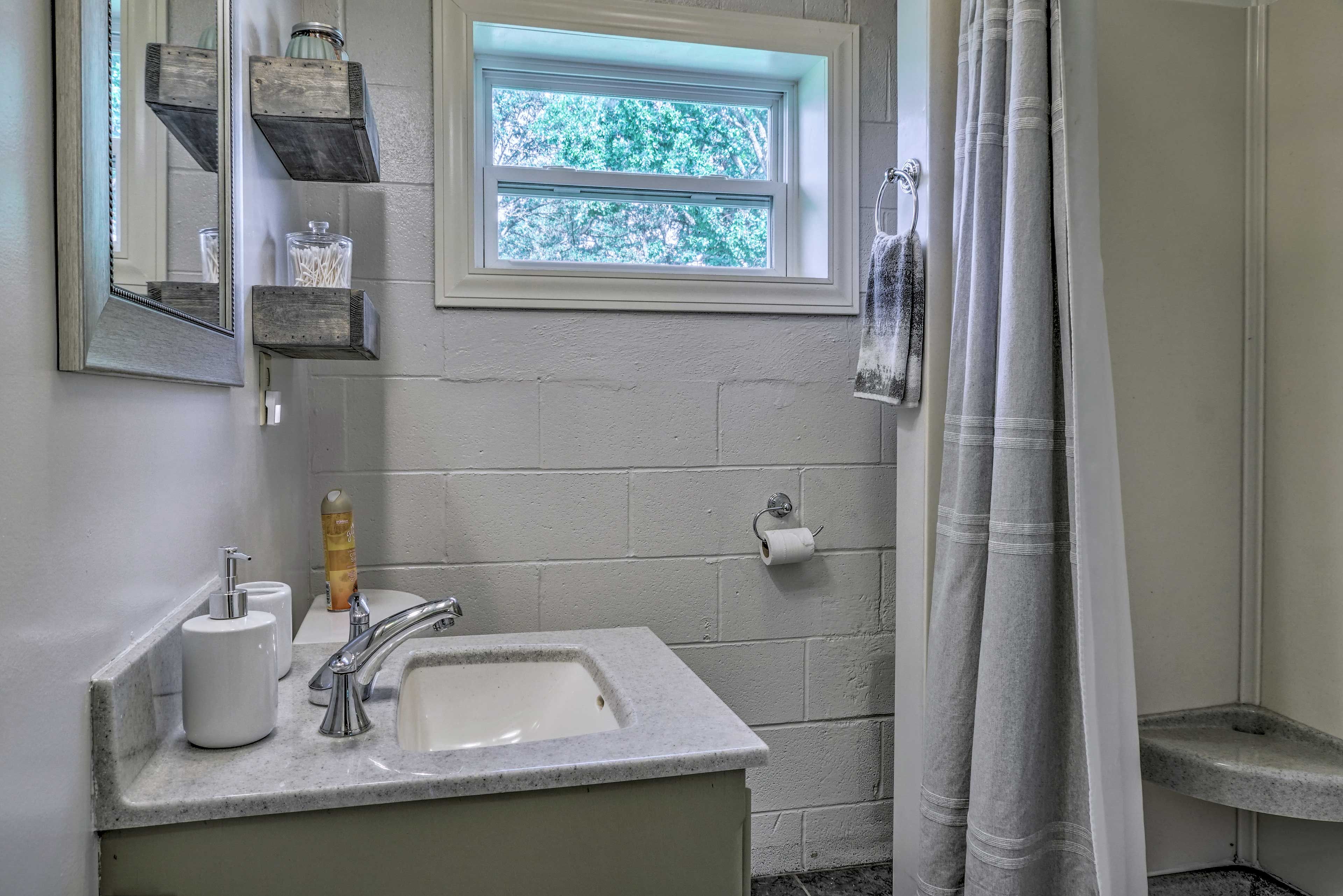 Full Bathroom | Complimentary Toiletries