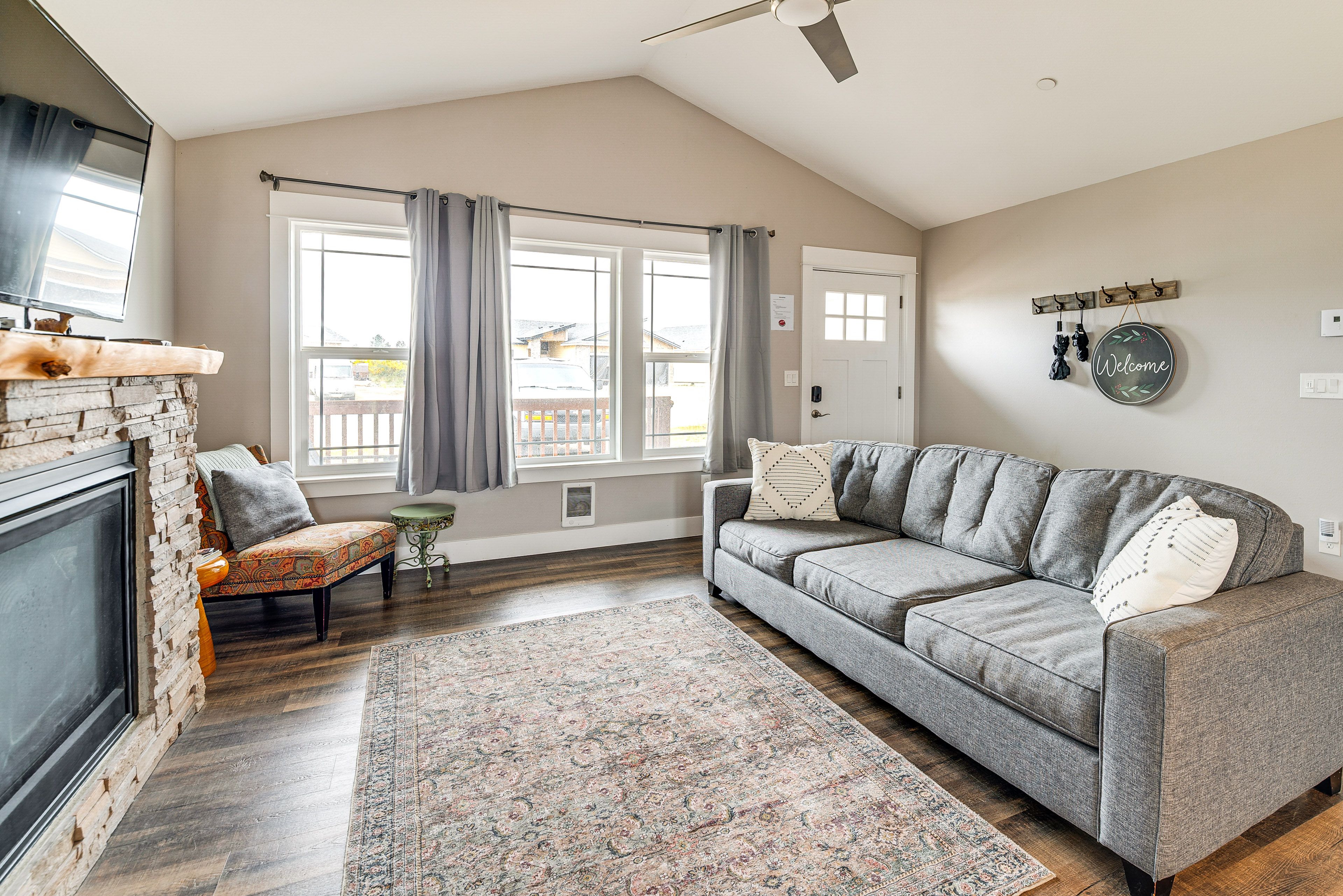 Living Room | Smart TV | Gas Fireplace | Free WiFi