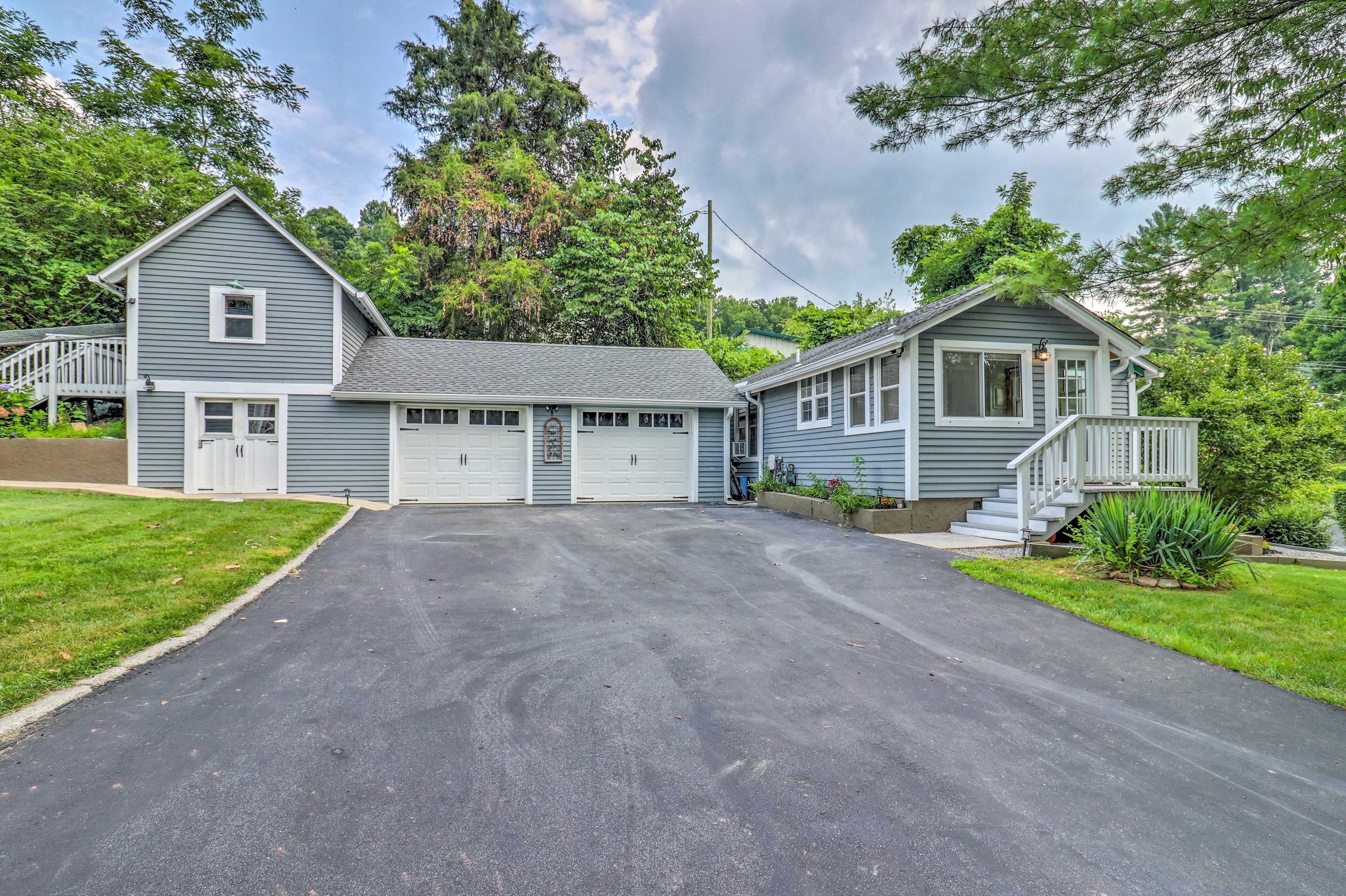 Parking | Driveway (1 Vehicle) | Shared w/ Homeowner