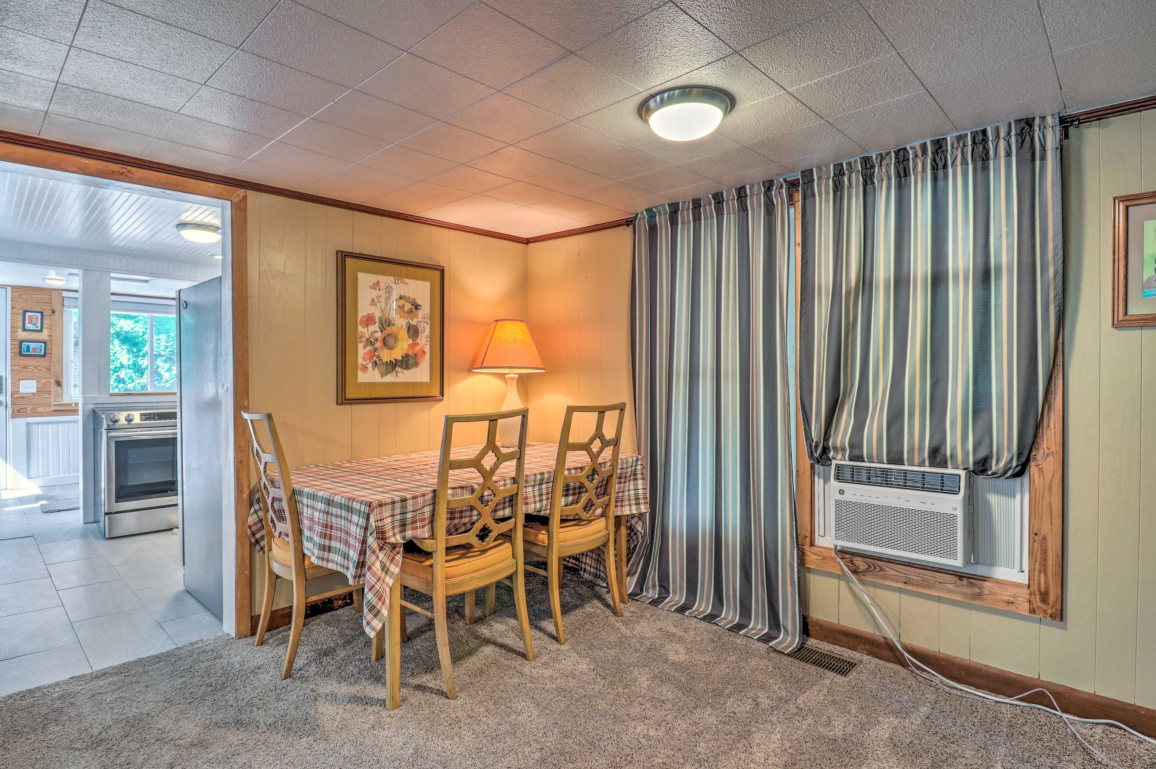 Dining Area | Dishware & Flatware Provided