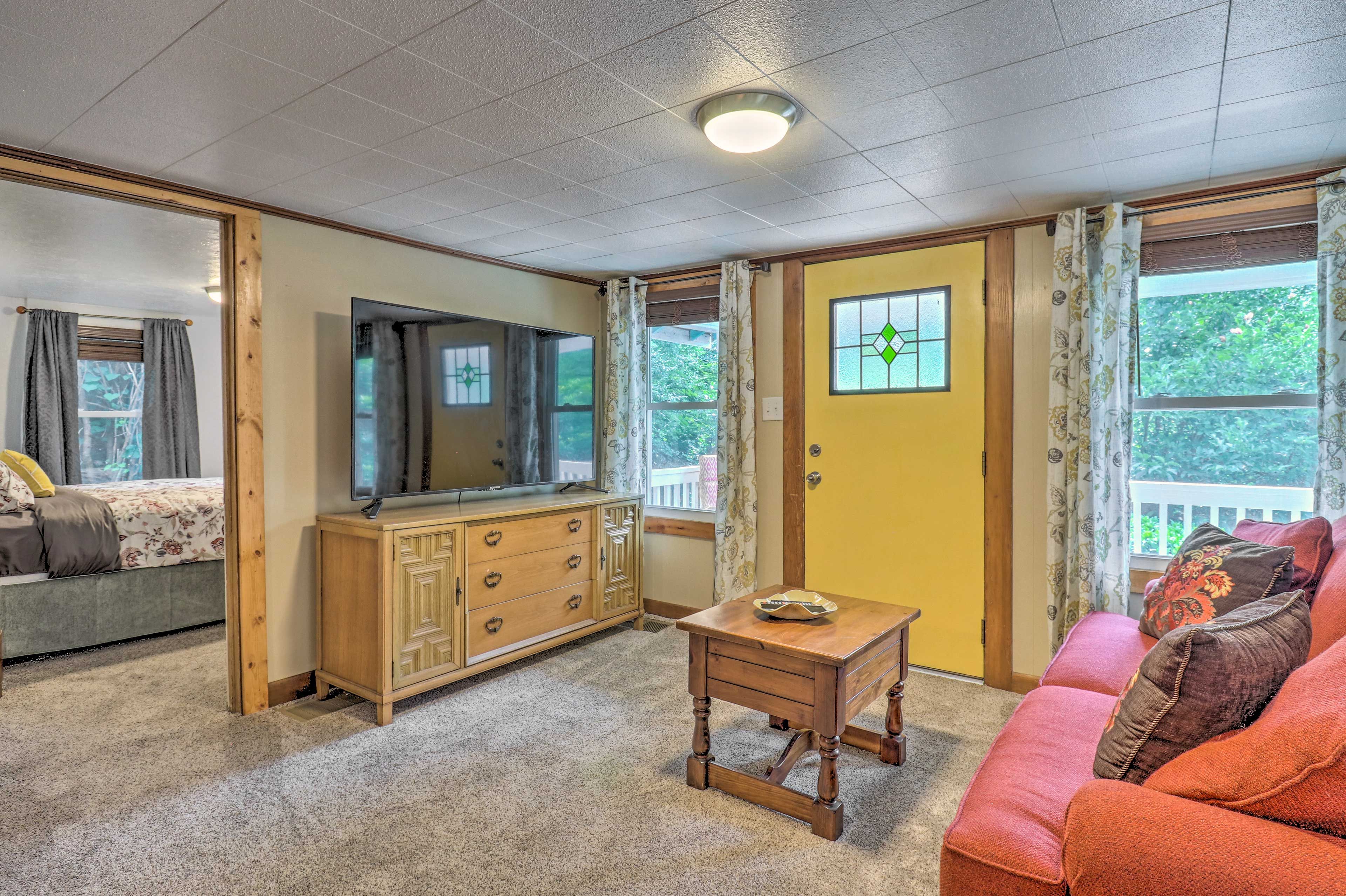 Living Area | Smart TV