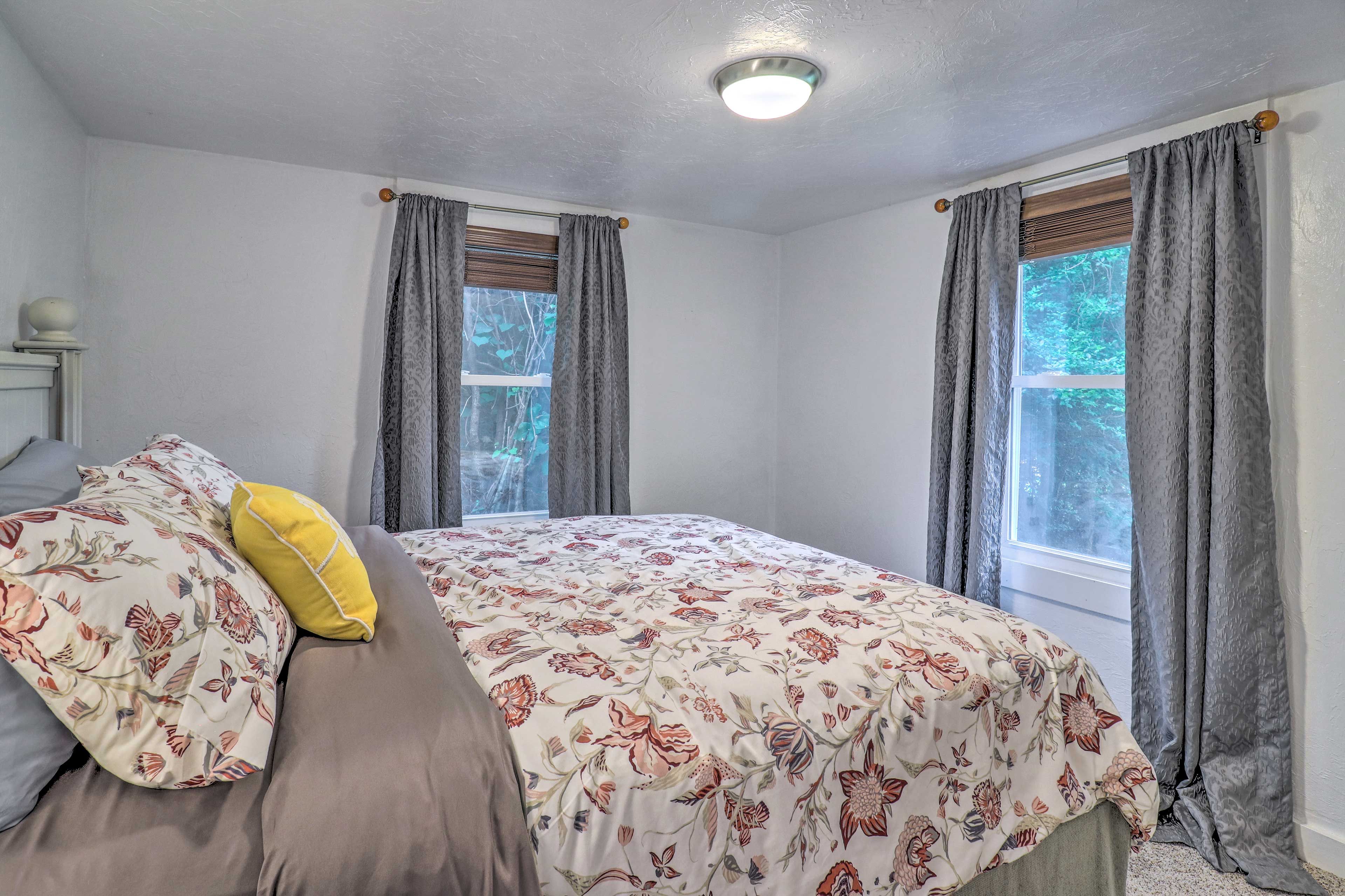 Bedroom 1 | Queen Bed