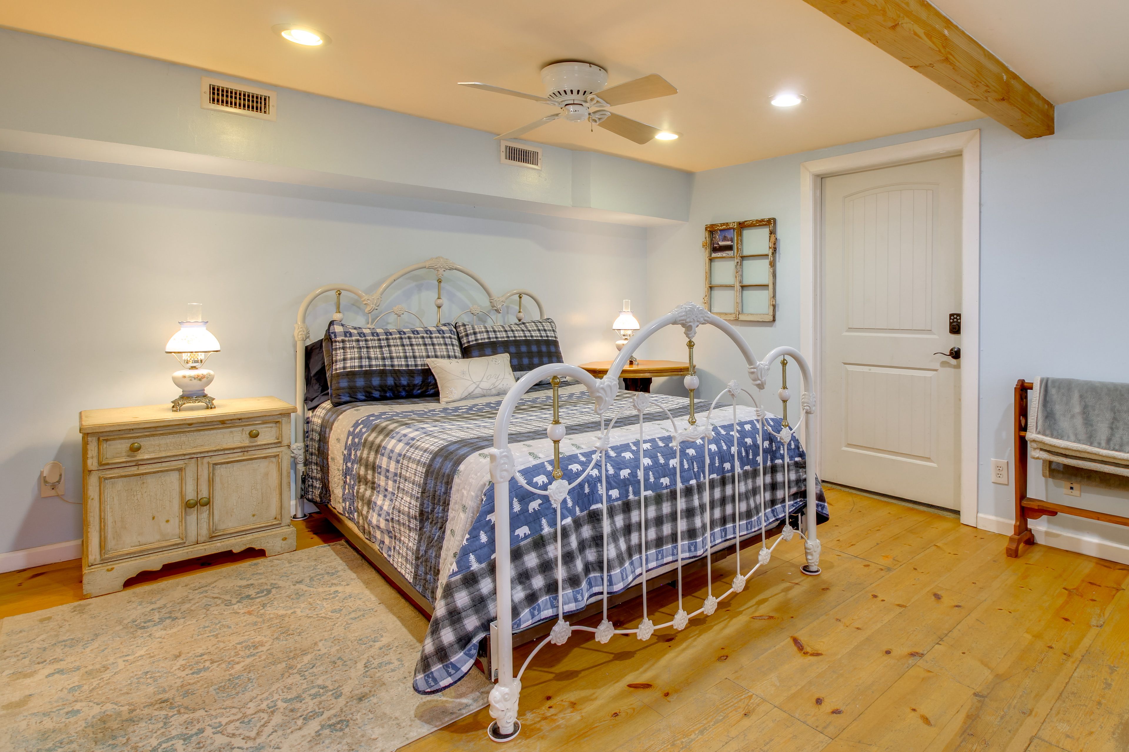 Bedroom 1 | Queen Bed | Linens | 1st Floor