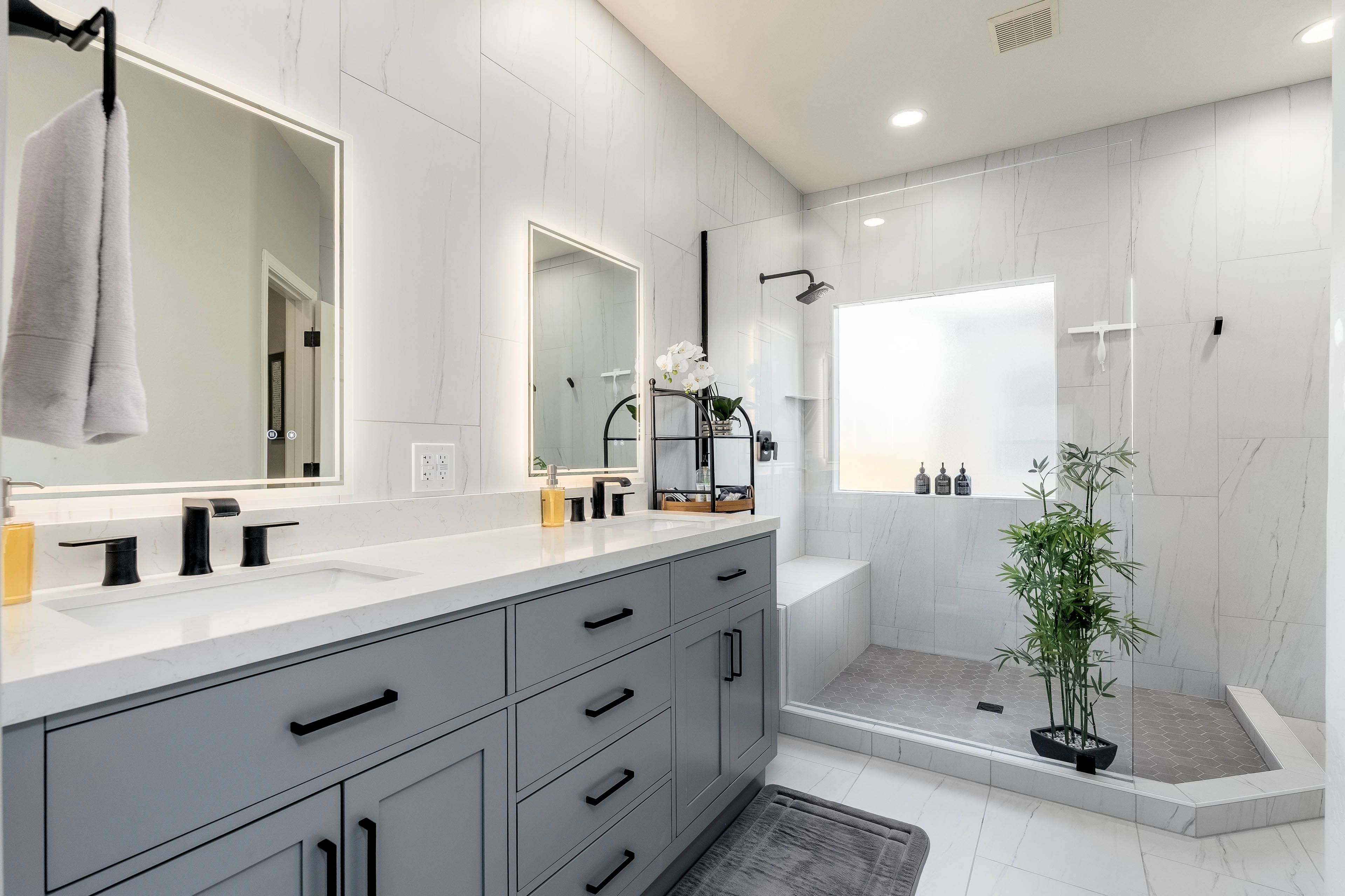 En-Suite Bathroom | 2nd Floor | Walk-In Closet